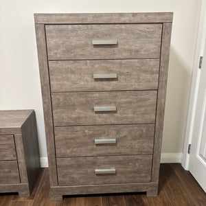 Like new Signature Design by Ashley Furniture 5 drawer dresser - R513
