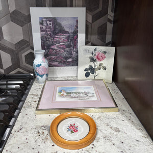 Wall Decor and Porcelain vase - R577