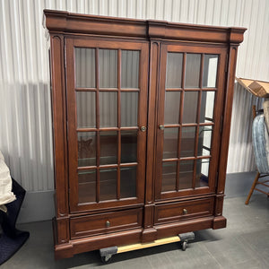 Double door display cabinet with glass shelves - U607