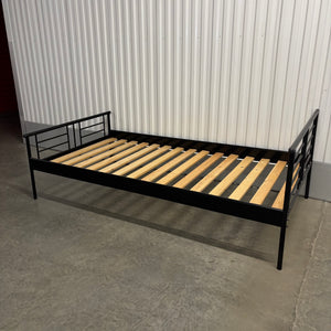 Black metal twin bedframe with wooden slats - U609