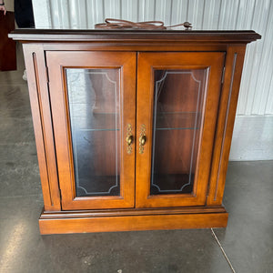 Wooden display cabinet with glass doors and light - U619