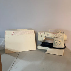 Vintage Singer sewing machine with case - C846