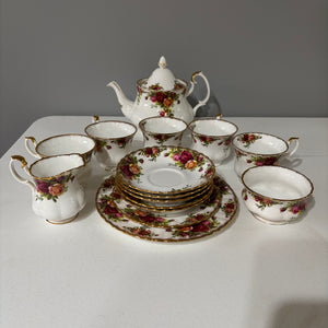 16 Piece Royal Albert old Country Roses tea set - C861