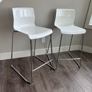 Set of 2 white plastic Ikea Glenn bar stools with chrome bases - S636