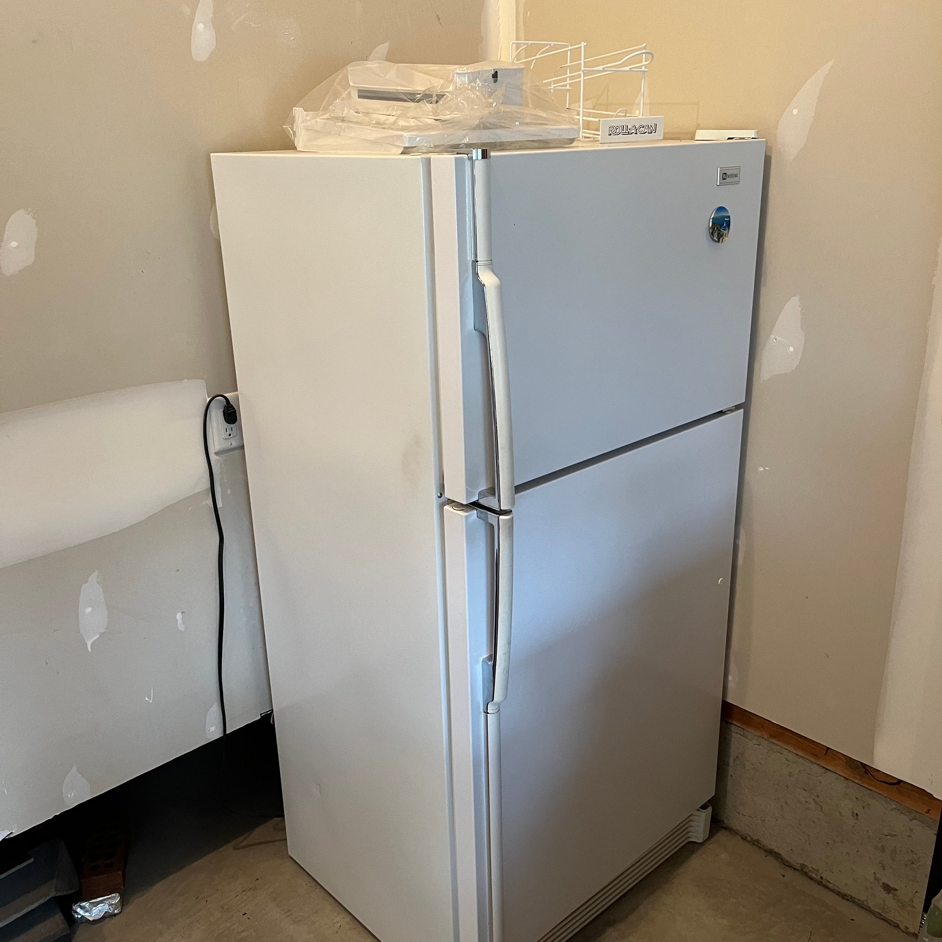 E505 Maytag fridge (some rust inside)