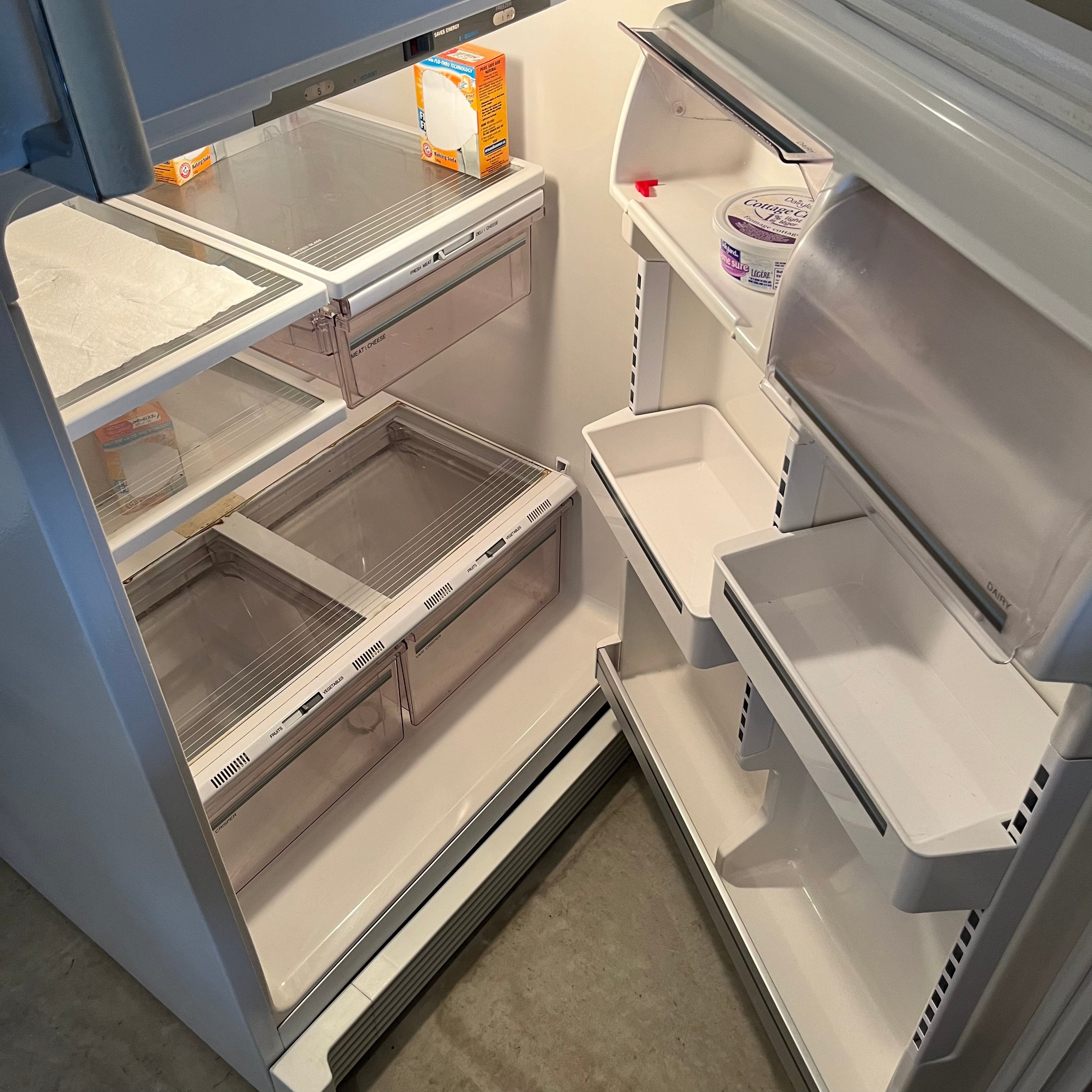 E505 Maytag fridge (some rust inside)