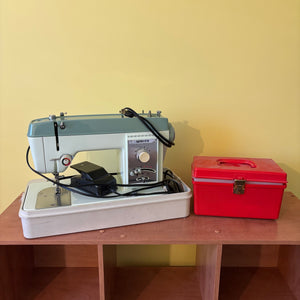 W558 Vintage White sewing machine