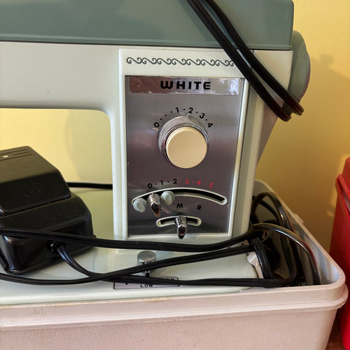 W558 Vintage White sewing machine
