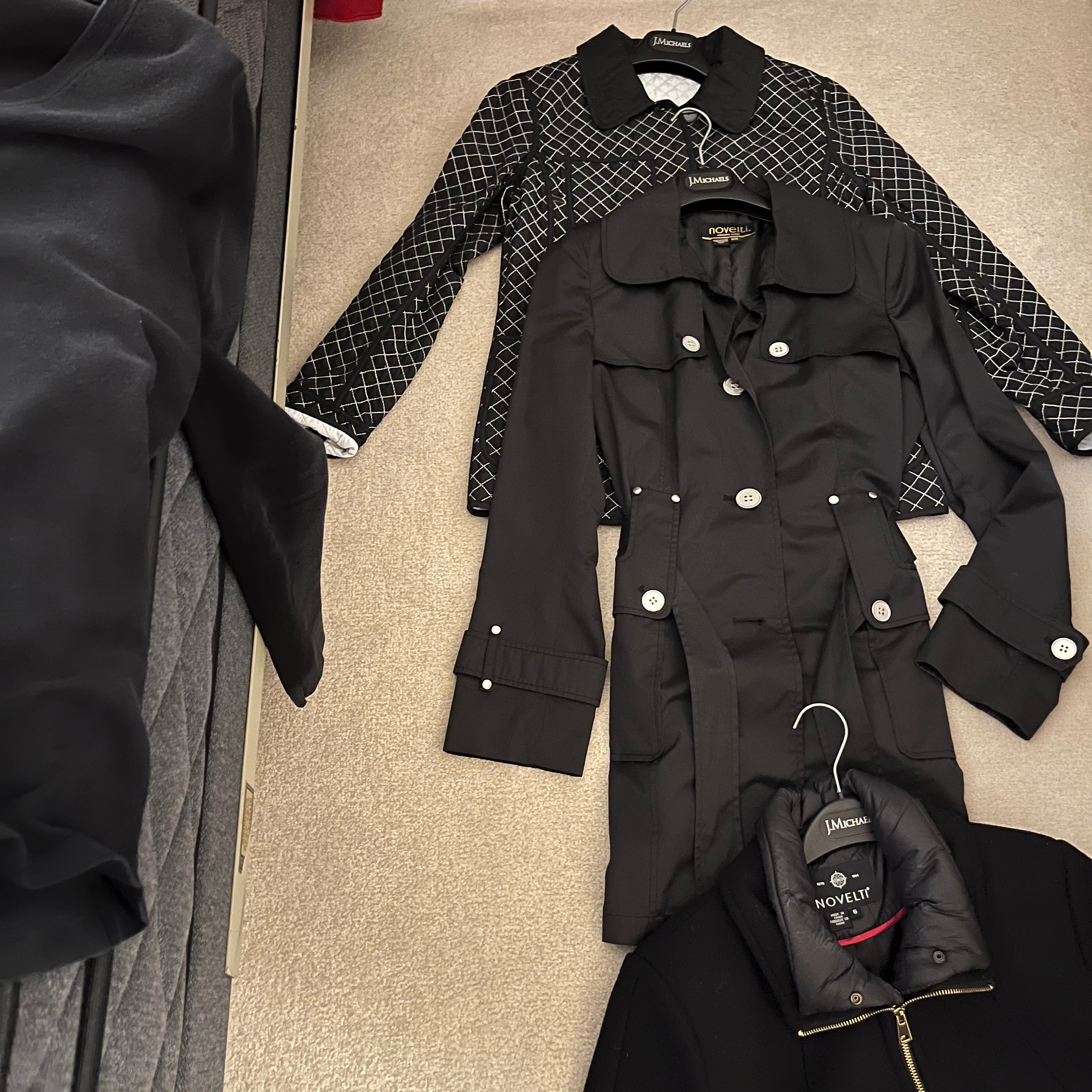 E517 Womens size small dark tones clothing grouping (Novelti Jackets and more)