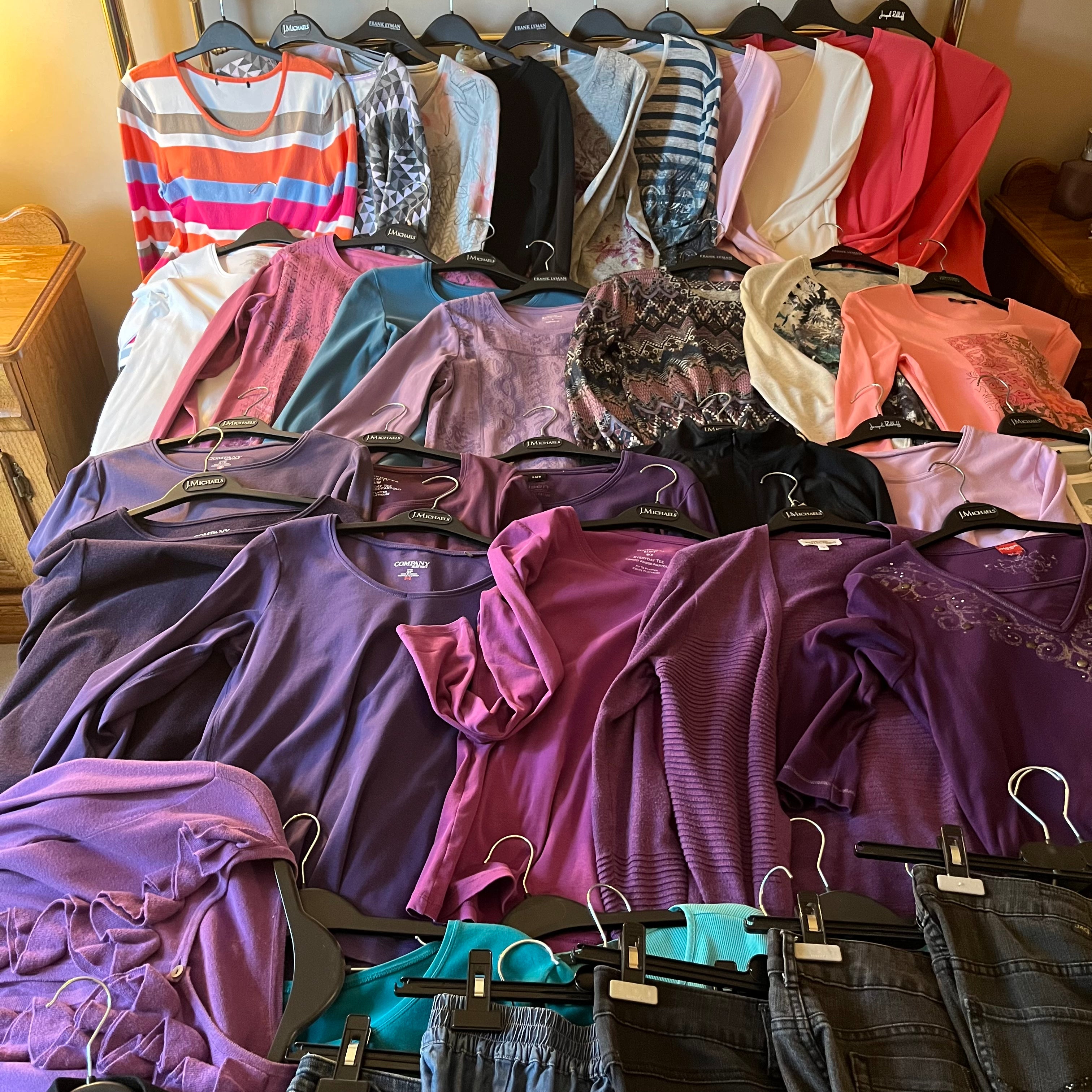 E521 Womens small clothing grouping (long sleeved tops and jeans, Northern Reflections and more)