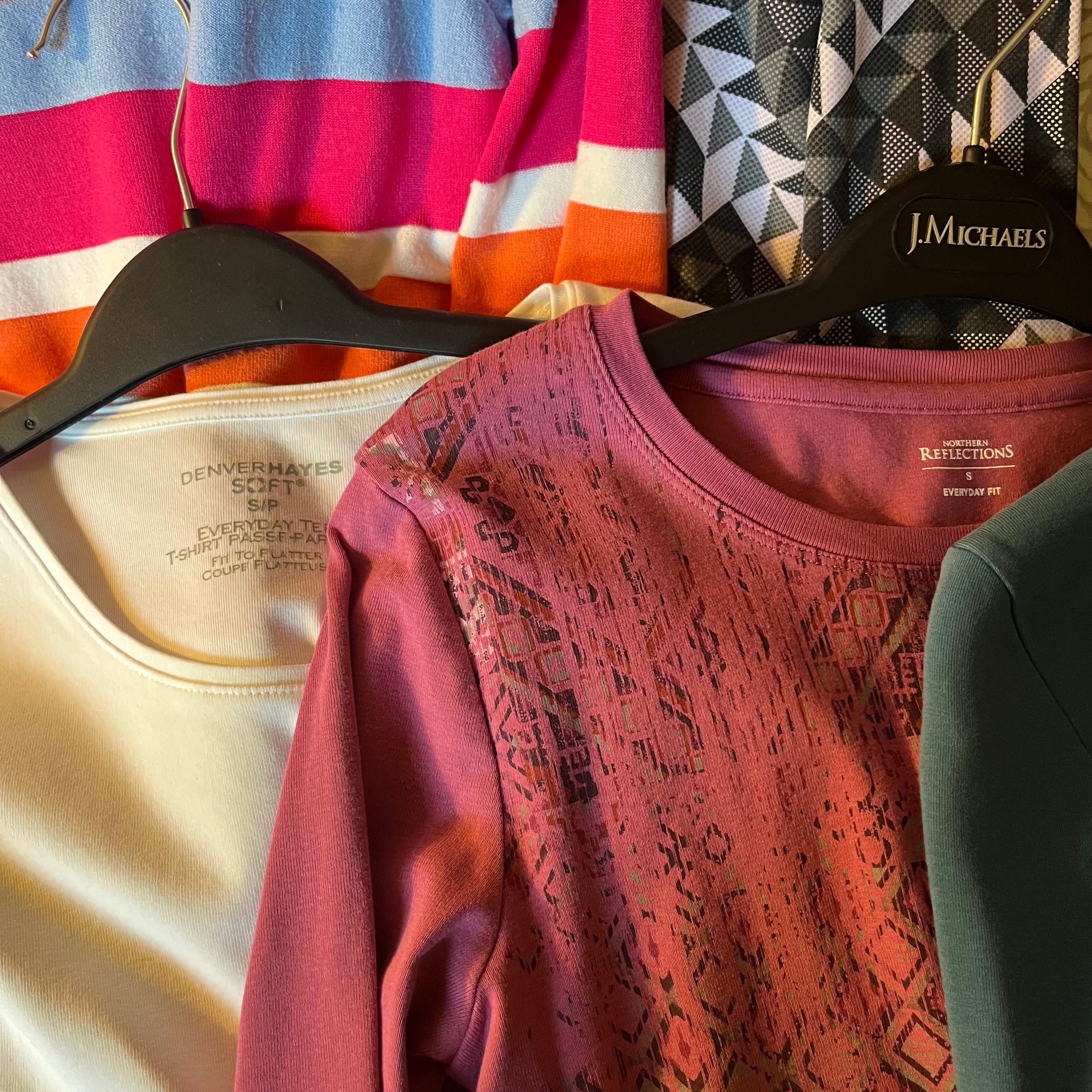 E521 Womens small clothing grouping (long sleeved tops and jeans, Northern Reflections and more)