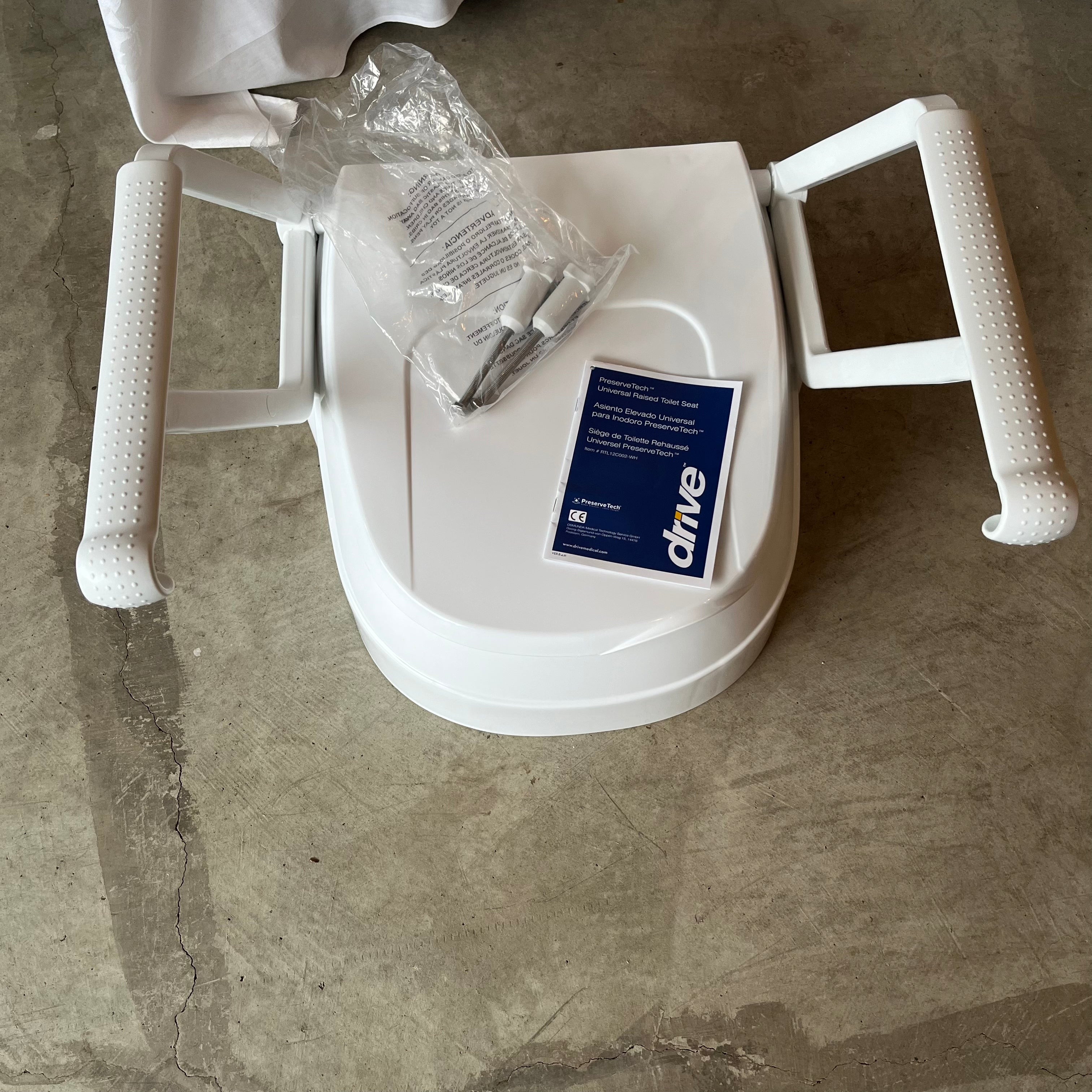 E523 Universal raised toilet seat (new)