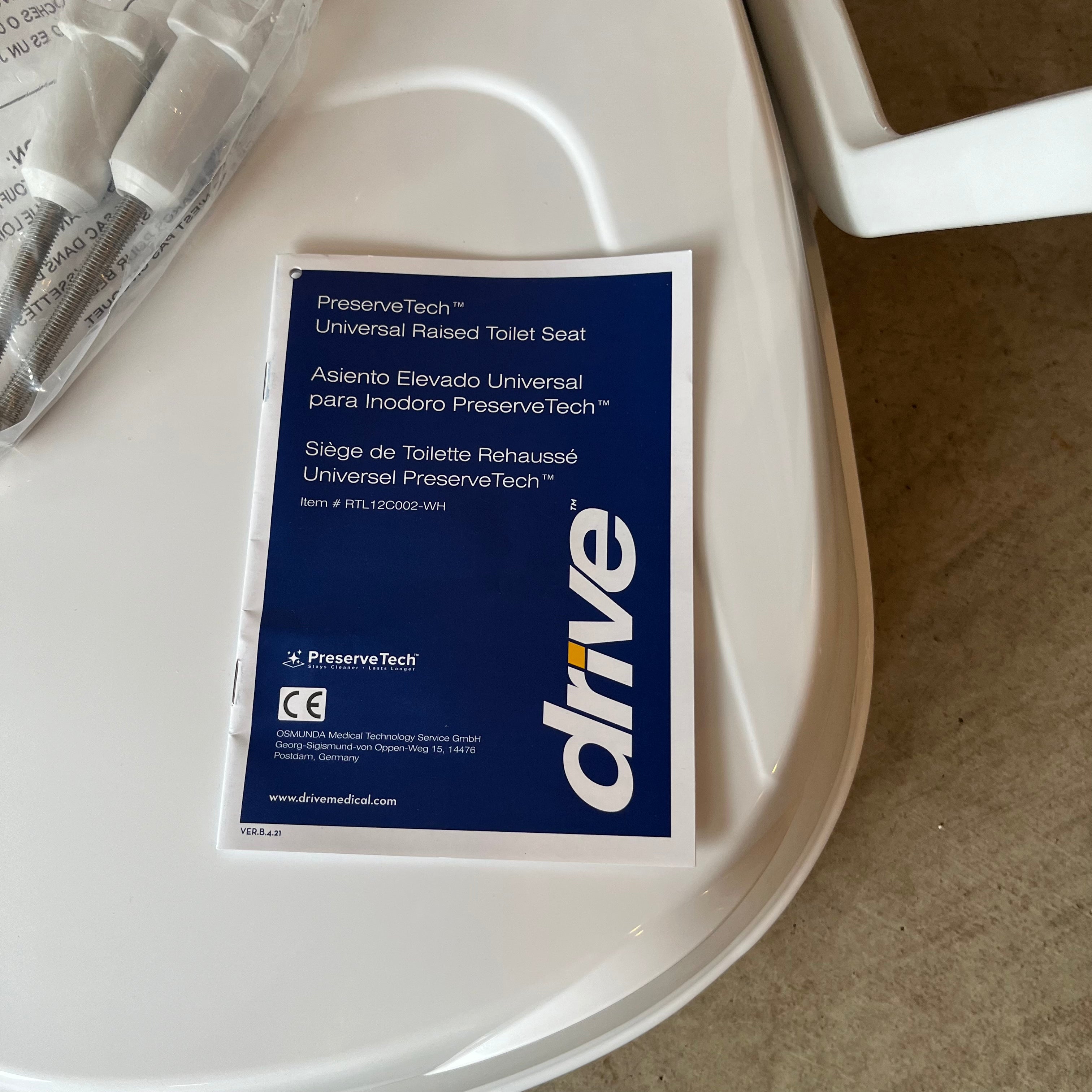 E523 Universal raised toilet seat (new)