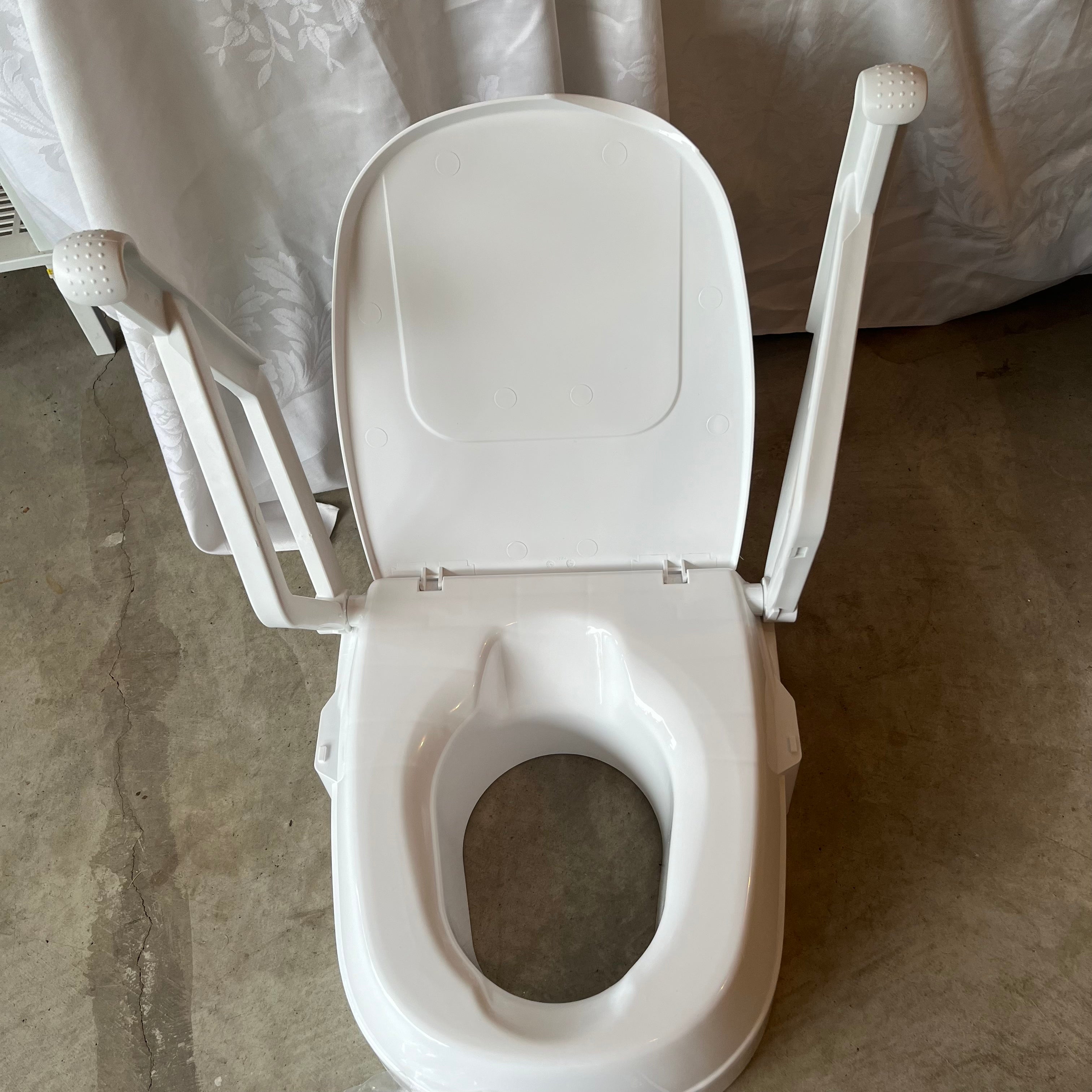 E523 Universal raised toilet seat (new)