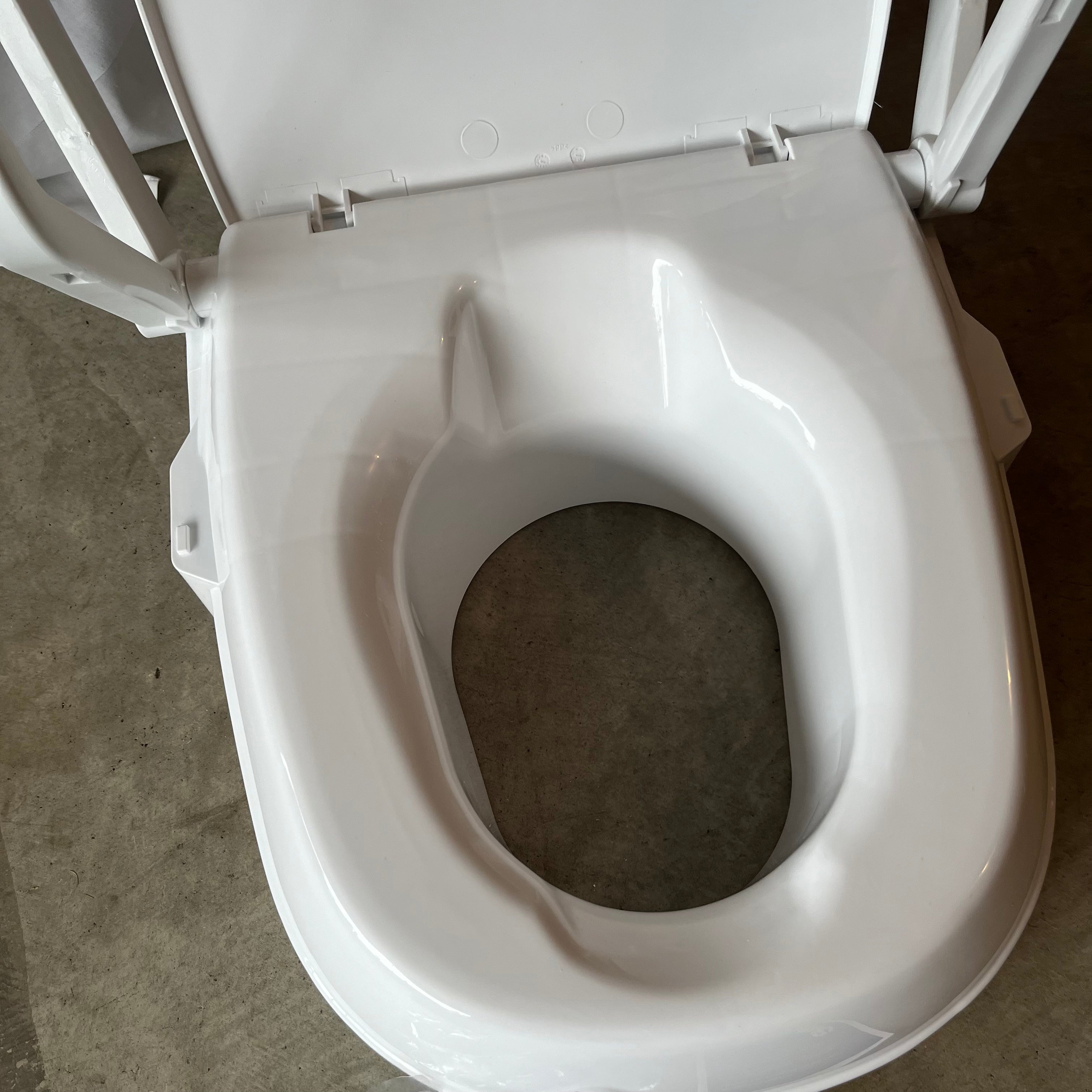 E523 Universal raised toilet seat (new)