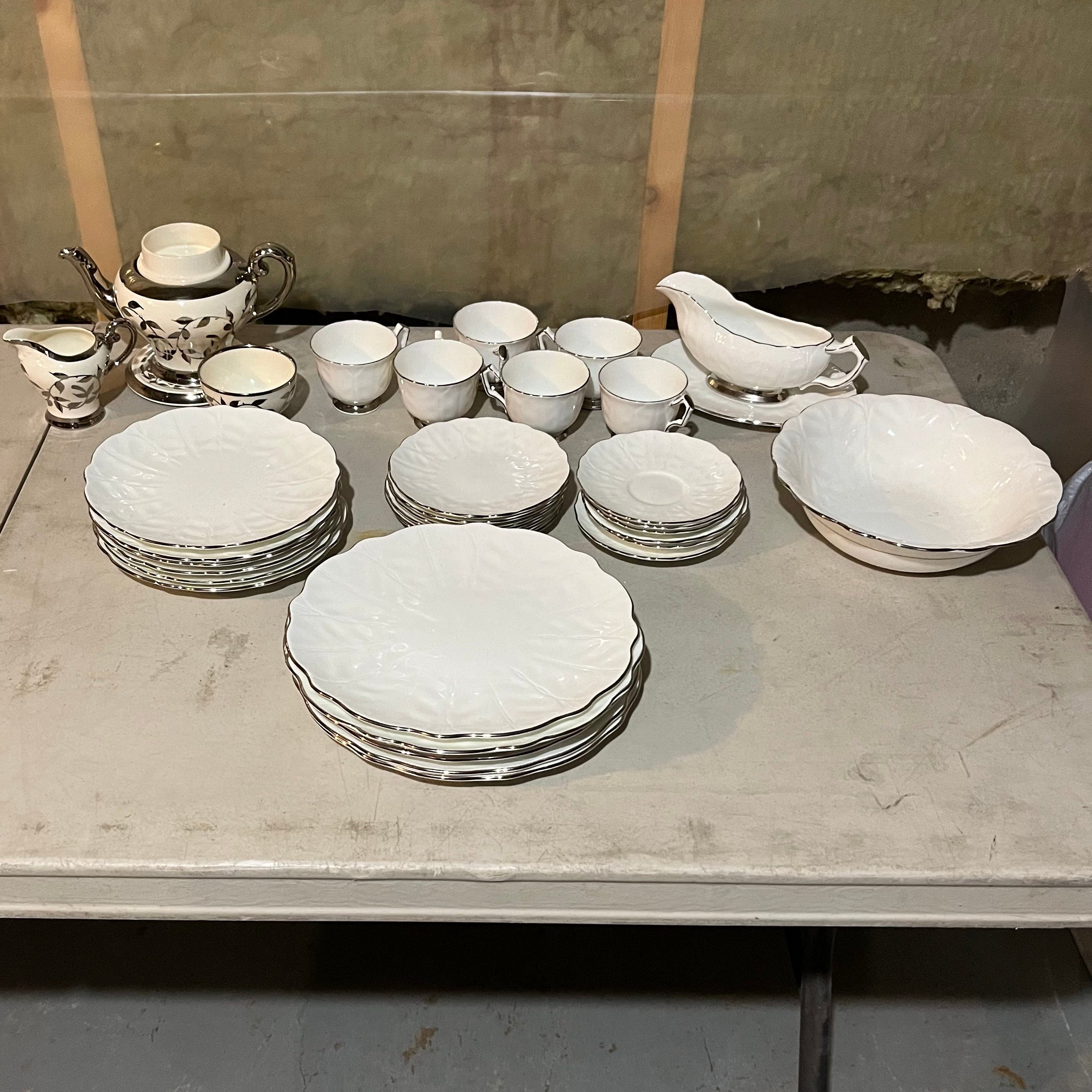 W724 China Grouping (Aynsley Spring Crocus plates, saucers and cups)