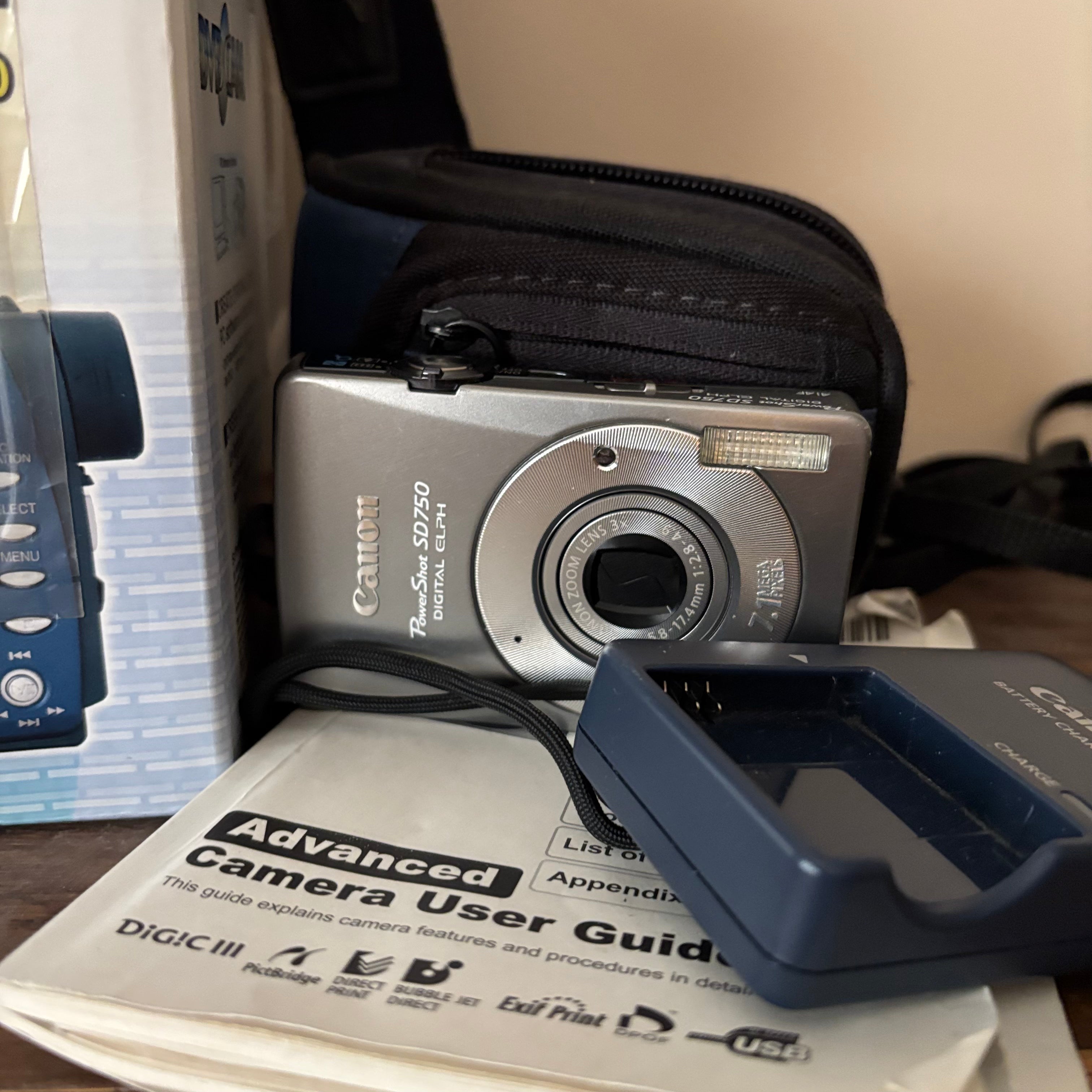 W620 Vintage Hitachi DZ-MV380A video camera (new in box but untested)