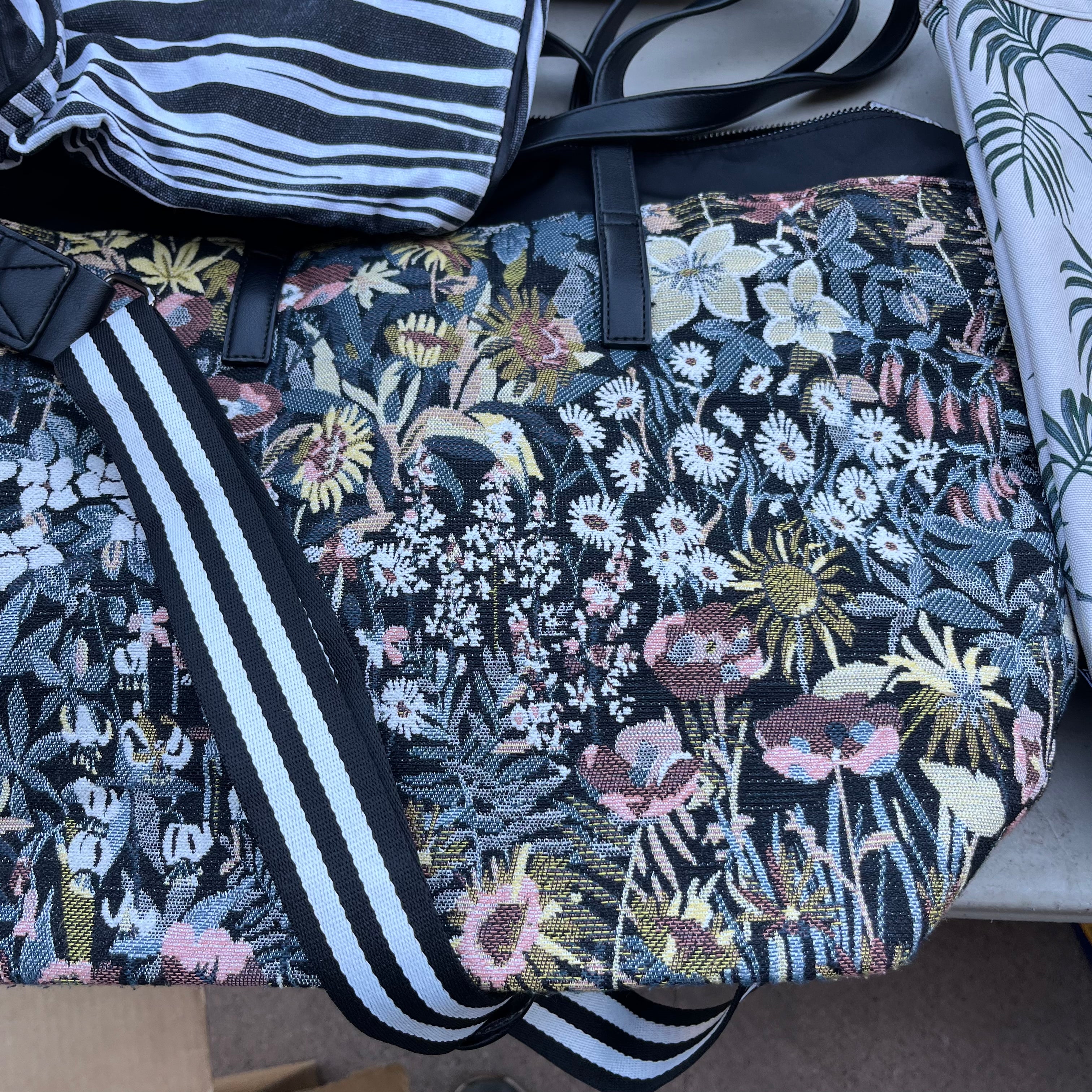 D604 Canvas bag grouping lot (Herschel and more)