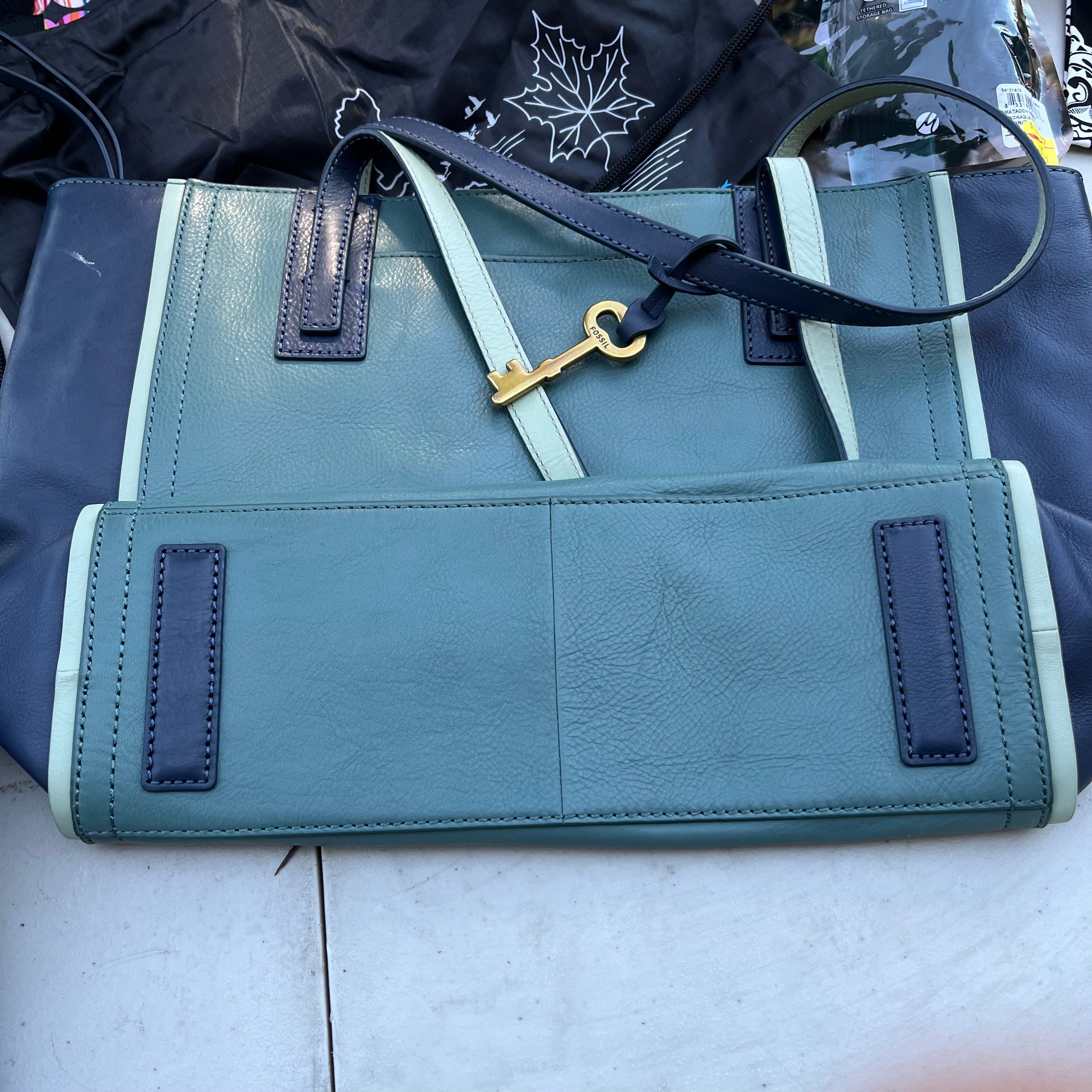 D606 Womens Tote style Bags Grouping (Coach, fossil and more)