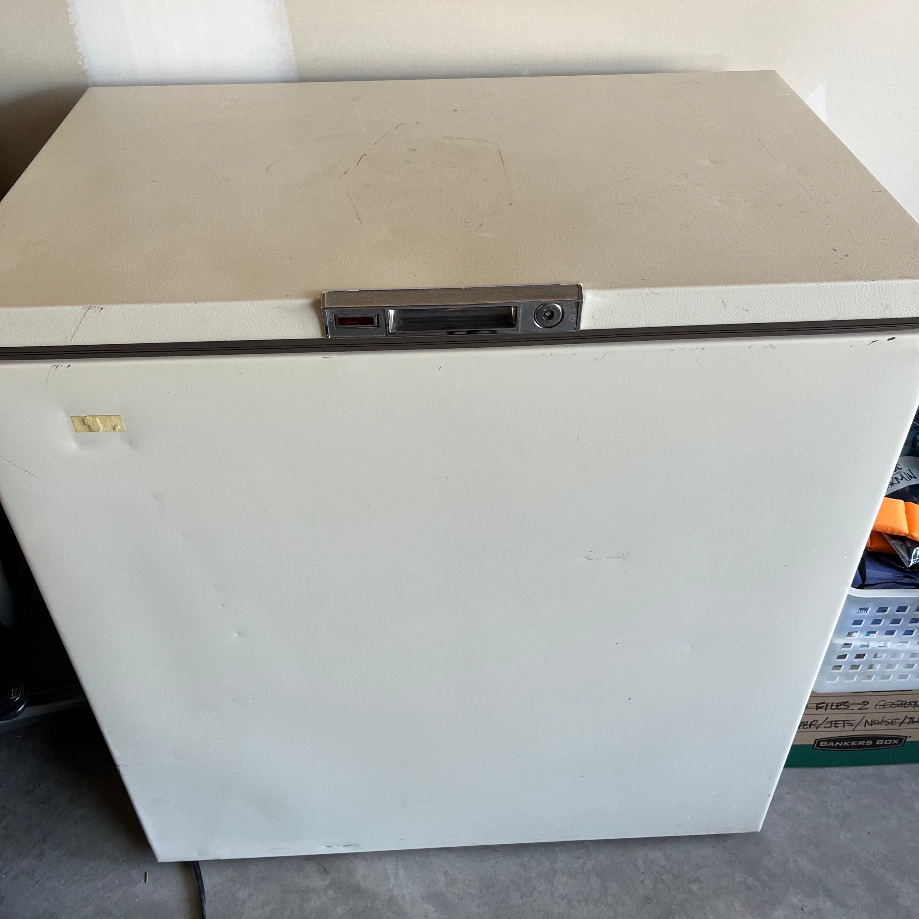 D620 White chest freezer (34" x 22" x 36")
