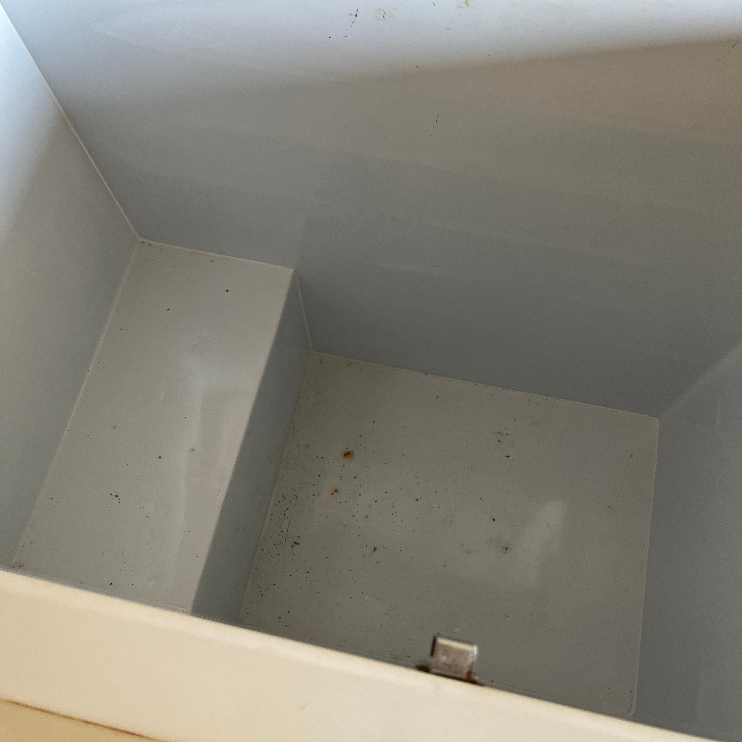 D620 White chest freezer (34" x 22" x 36")