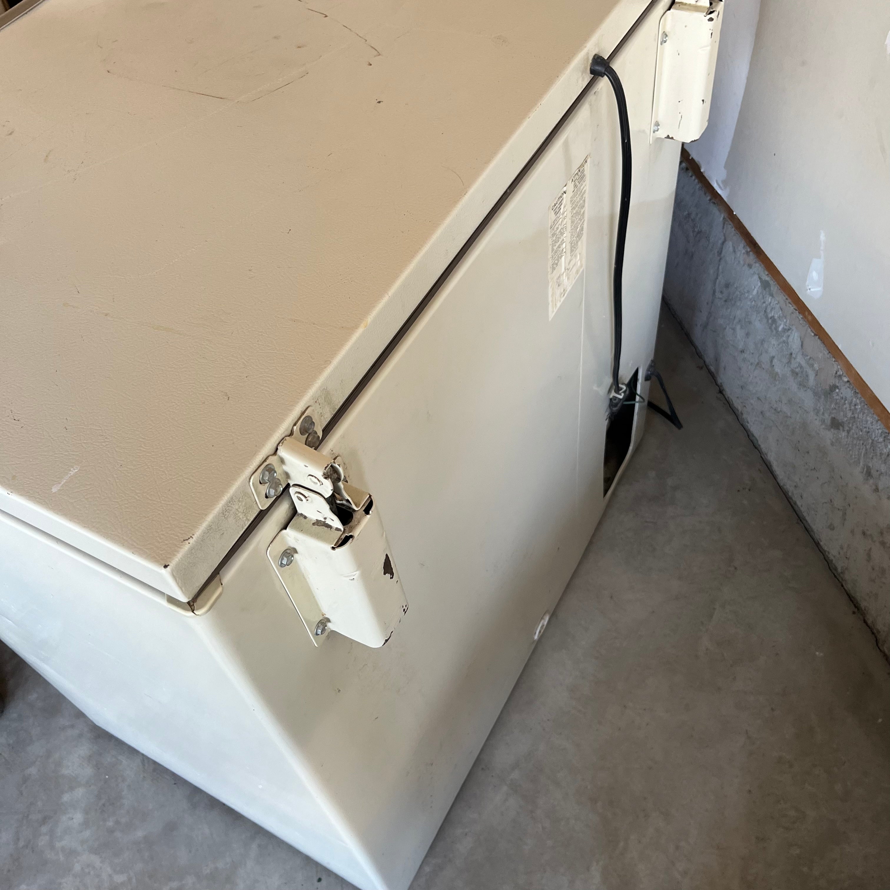 D620 White chest freezer (34" x 22" x 36")