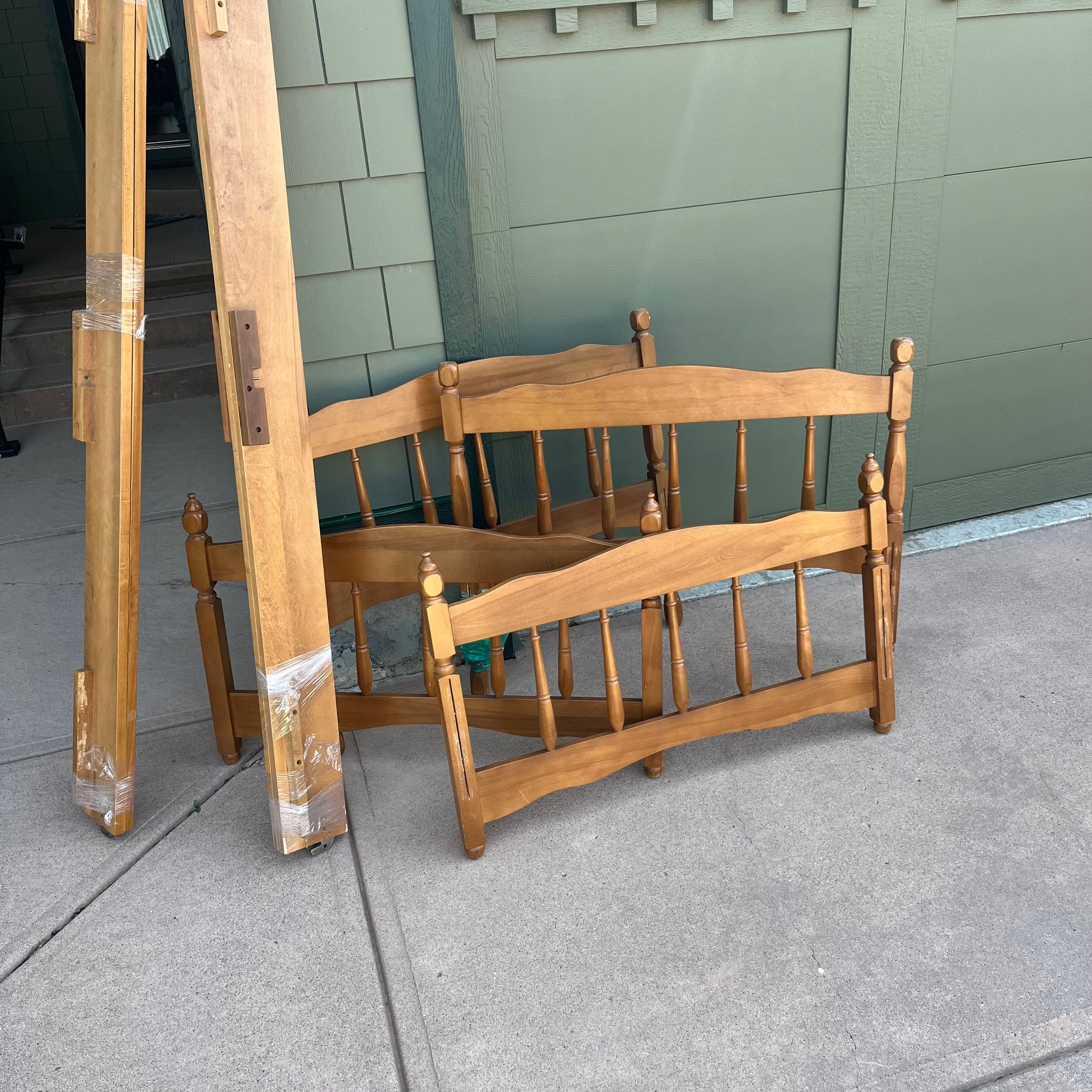 D637 Set of 2 twin beds (solid wood bed frames, mattresses and box springs)