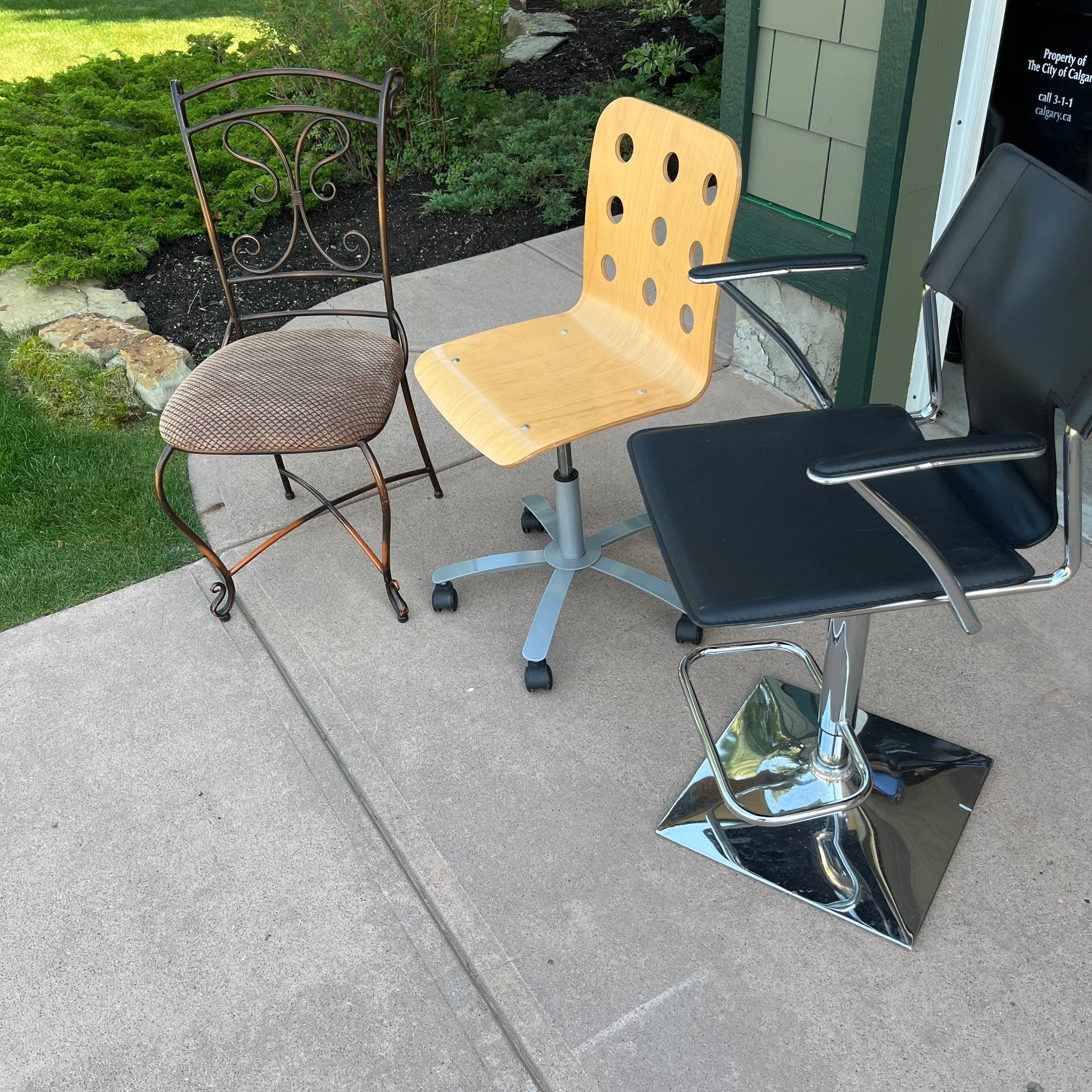D639 3 completely different chairs