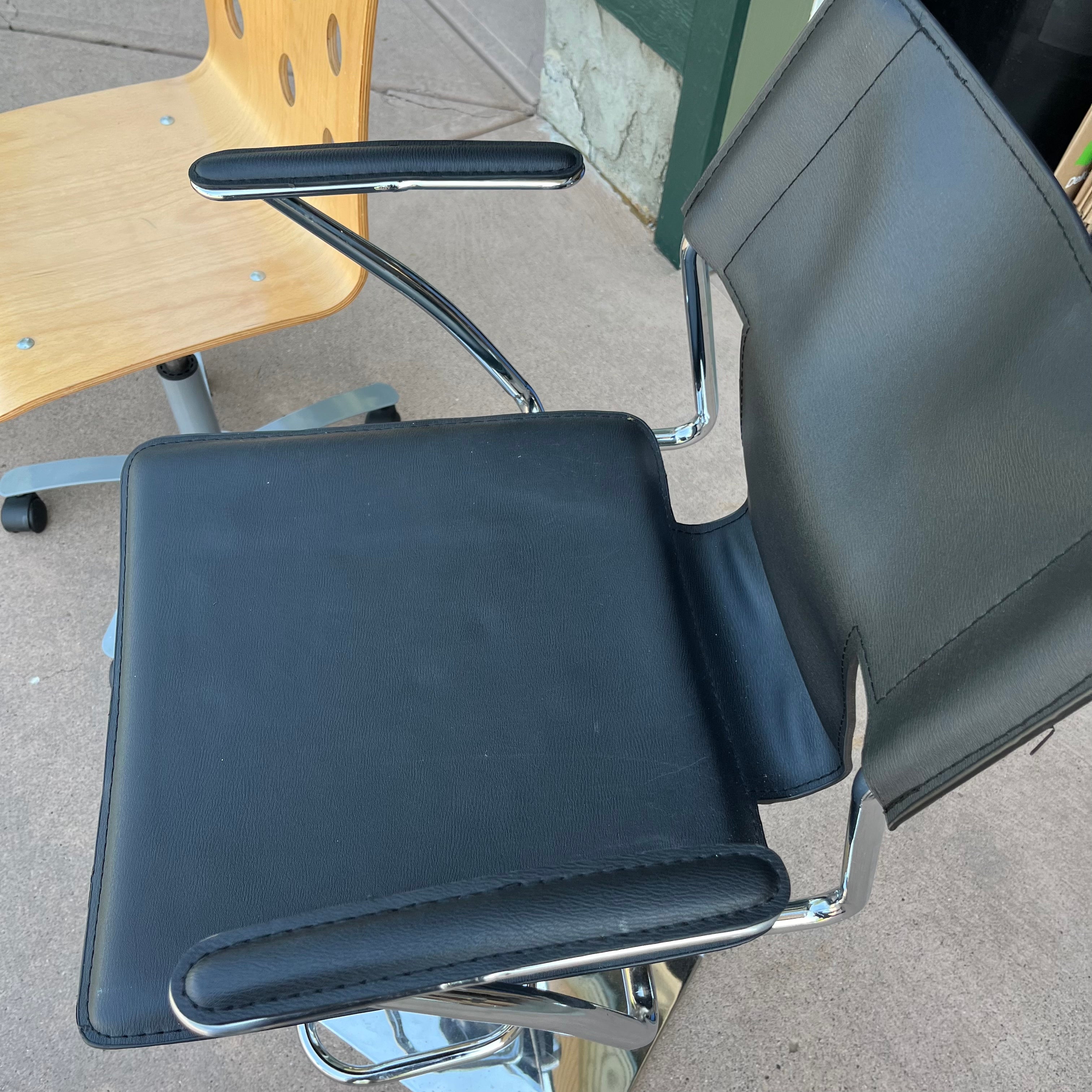 D639 3 completely different chairs
