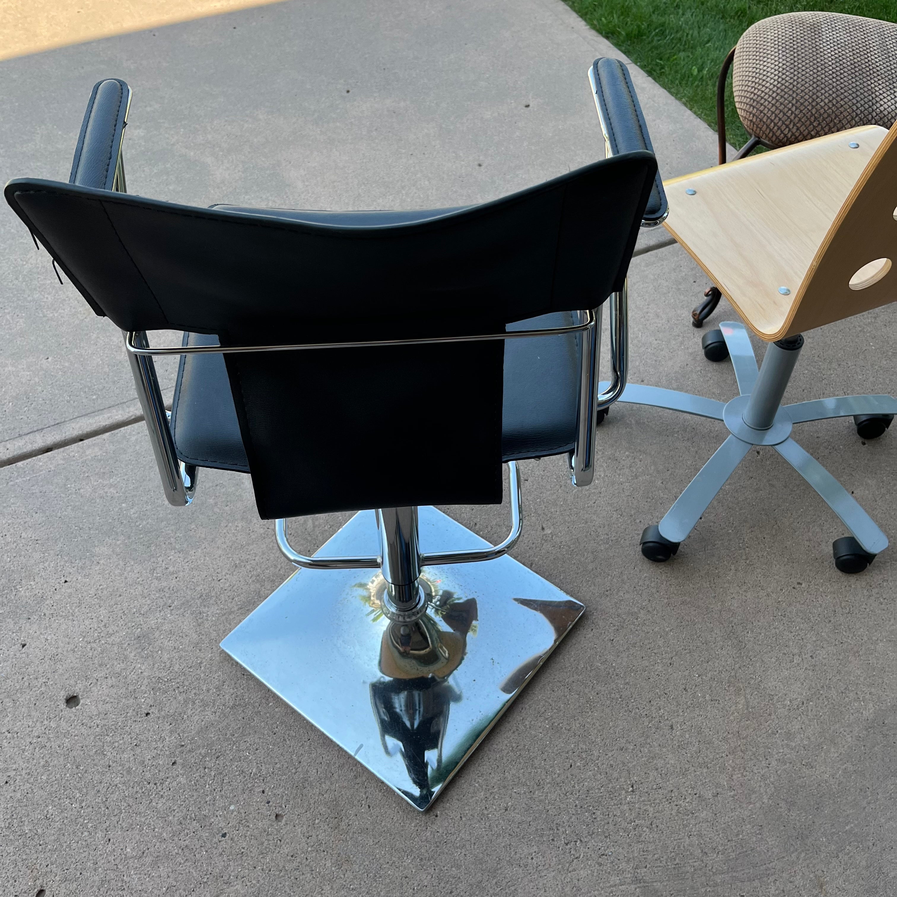 D639 3 completely different chairs