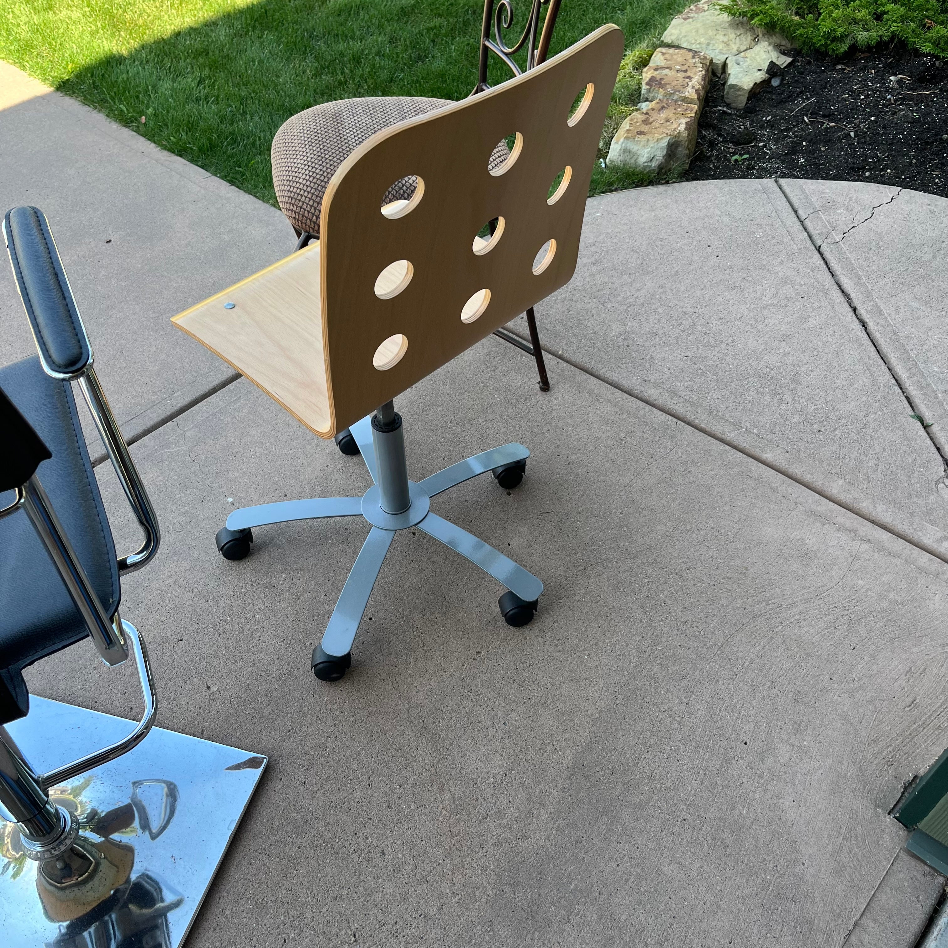 D639 3 completely different chairs
