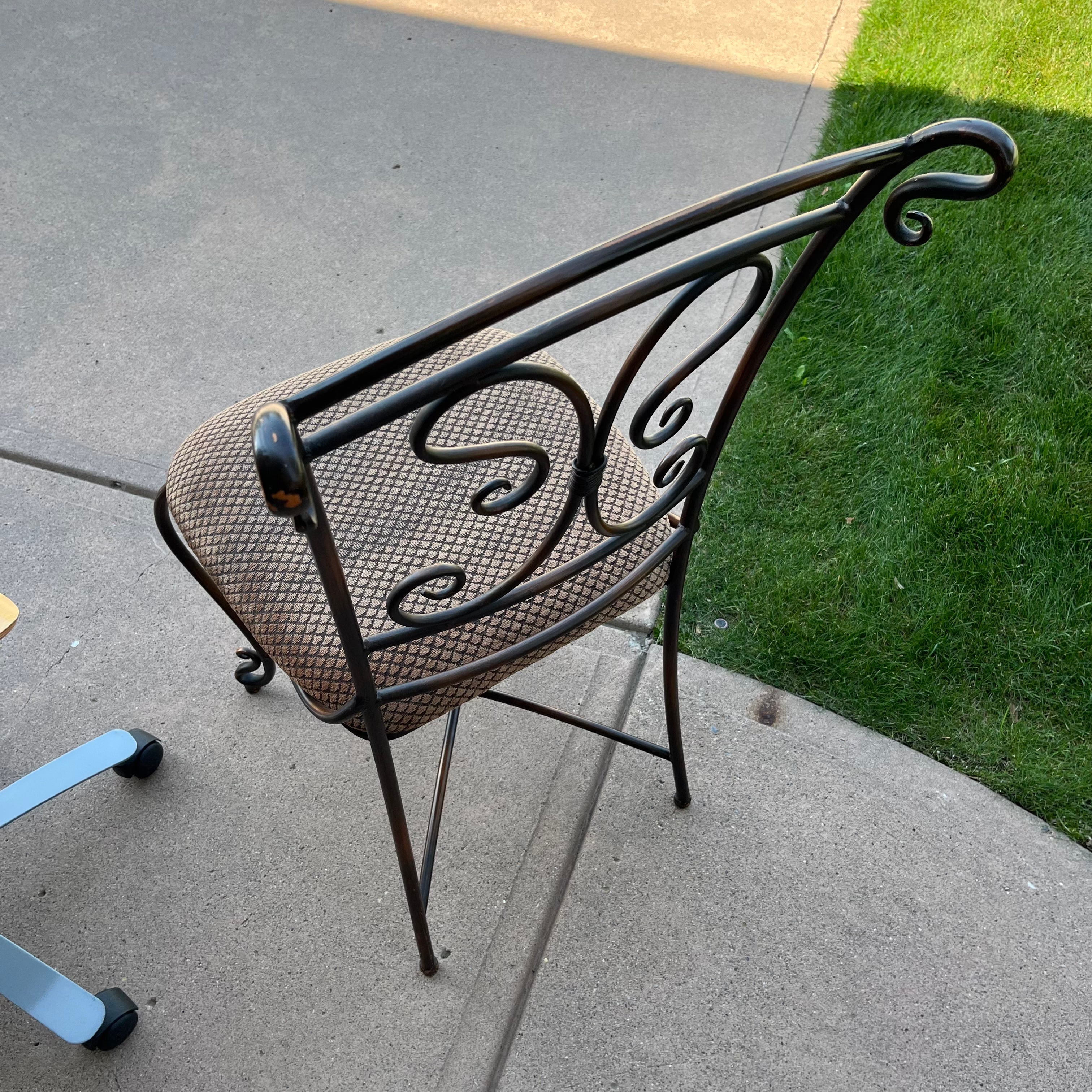D639 3 completely different chairs