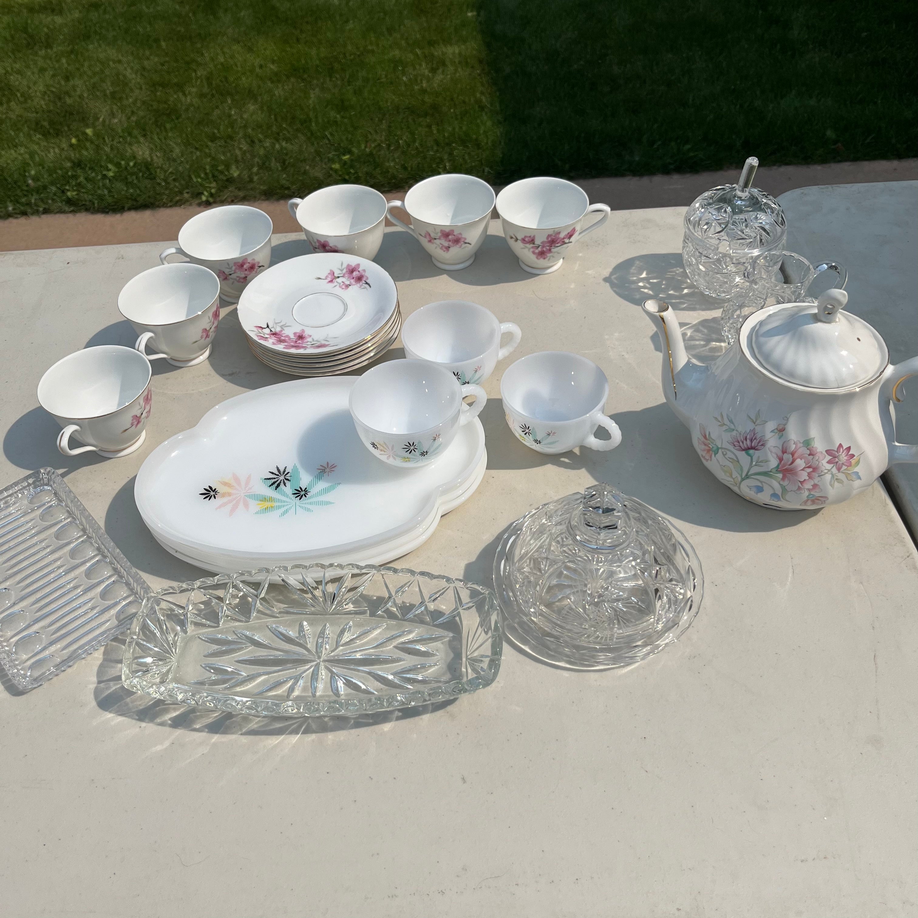 D669 Vintage grouping (tea time and more)