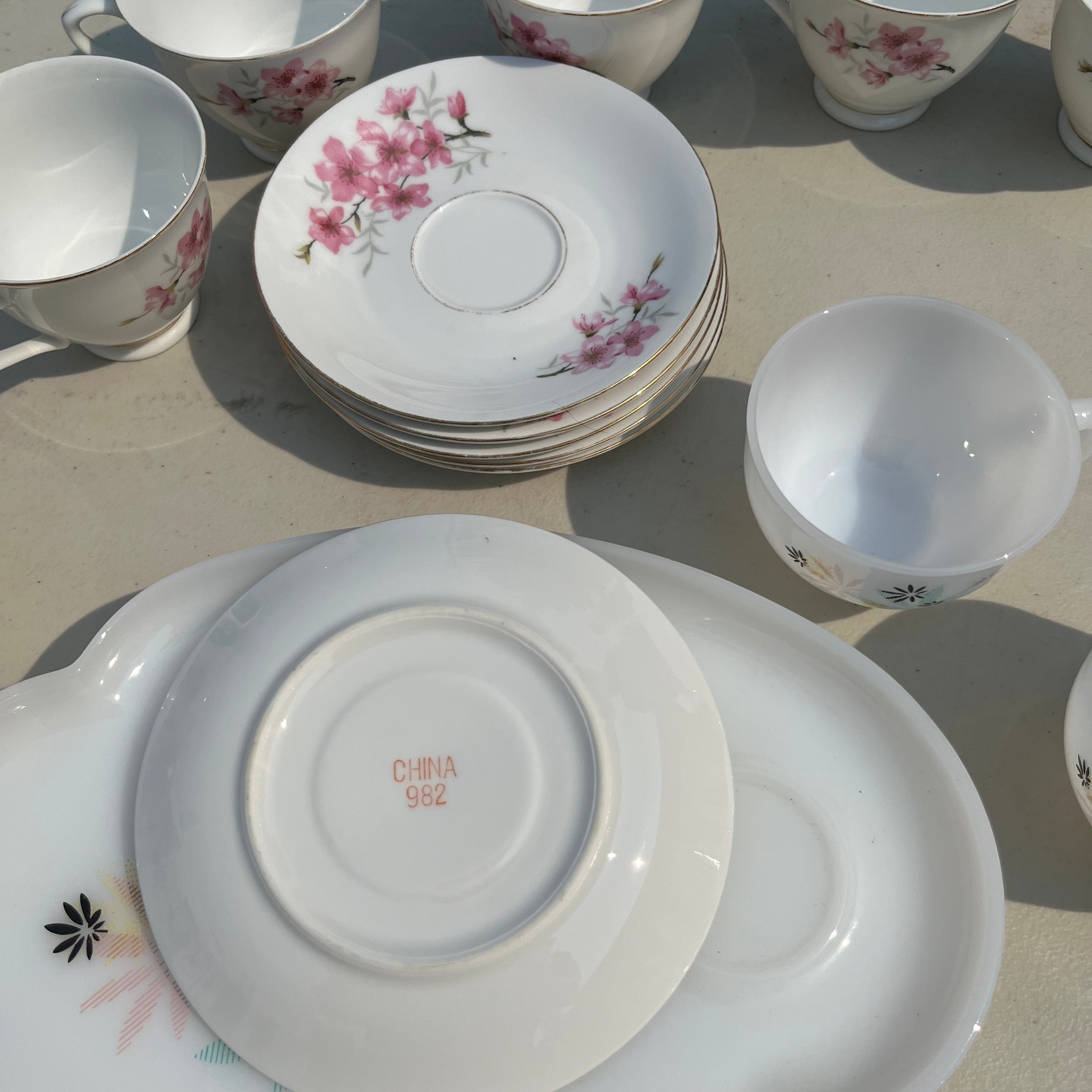 D669 Vintage grouping (tea time and more)