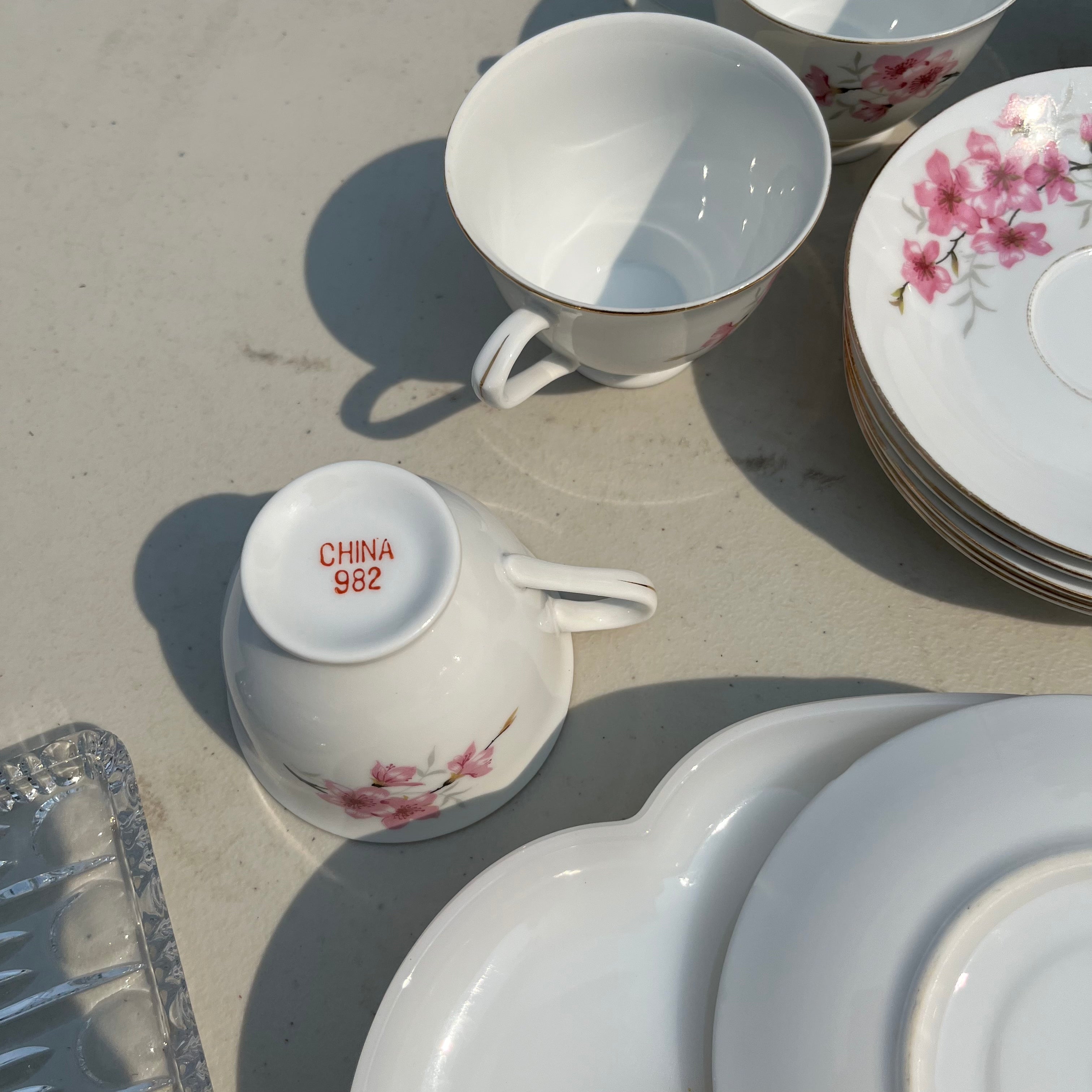 D669 Vintage grouping (tea time and more)