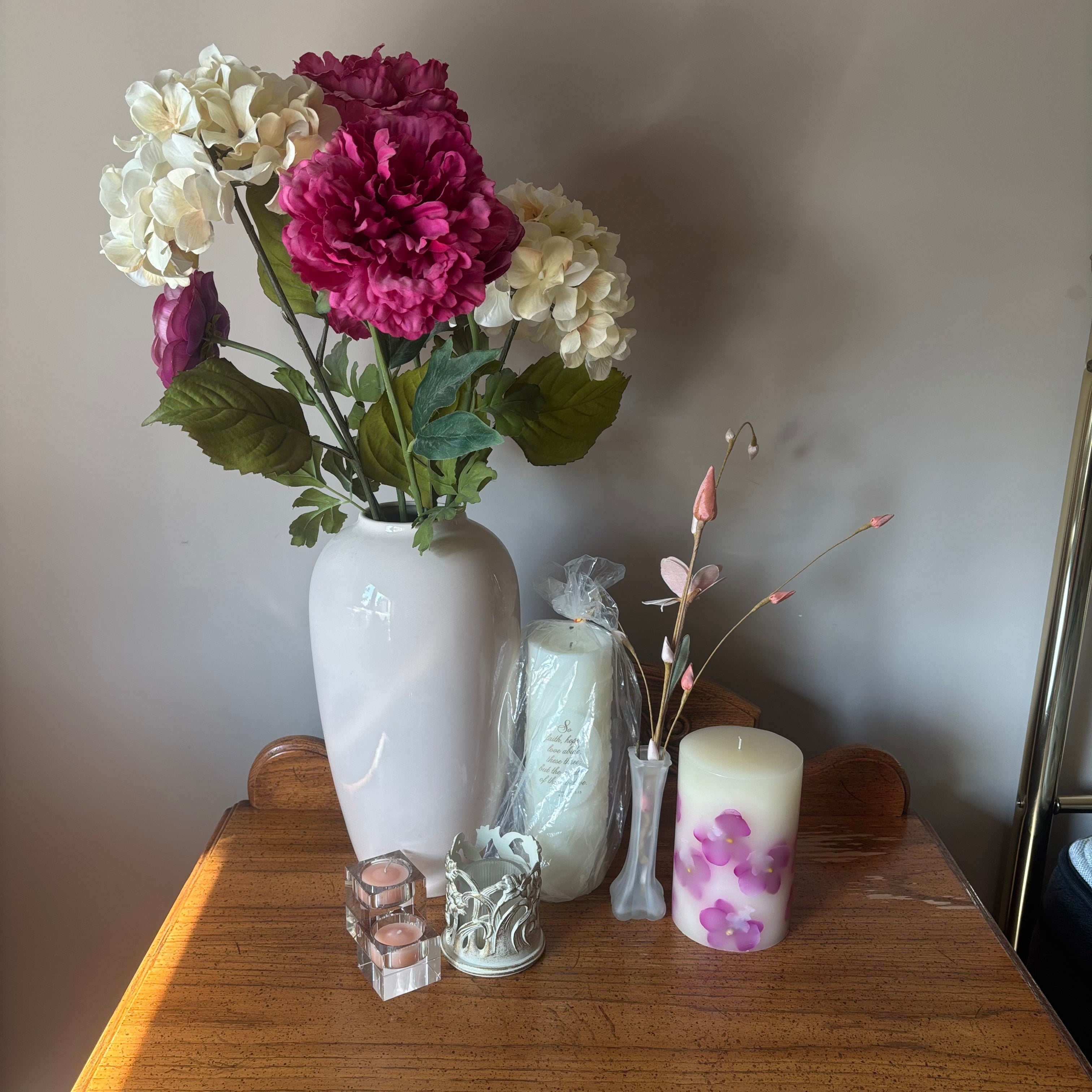 E708 Floral decor grouping (small glass candle holders and more)