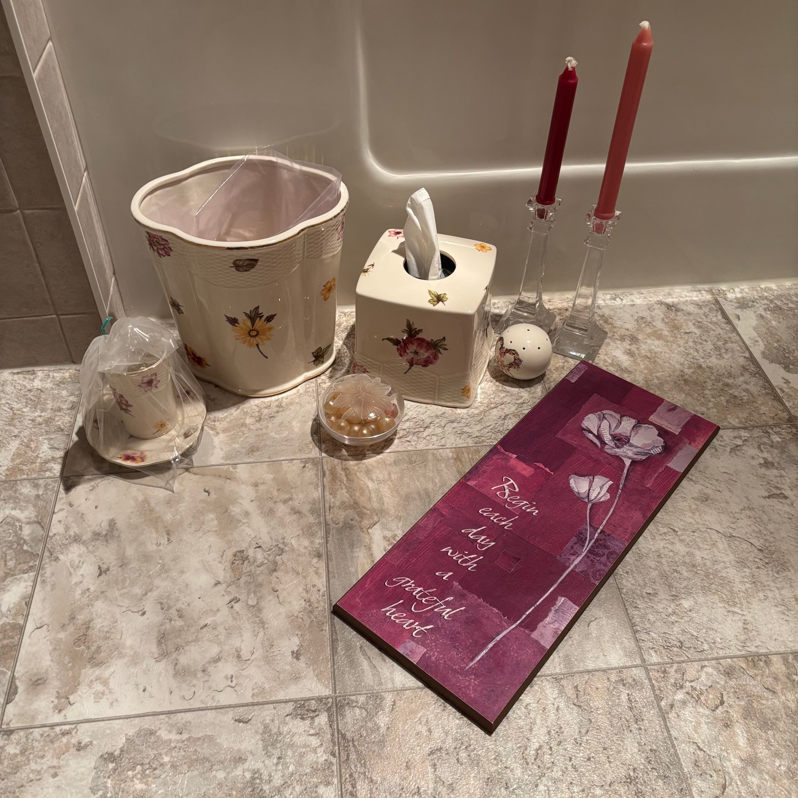 E723 Bathroom Accessory Grouping (kleenex holder and more)
