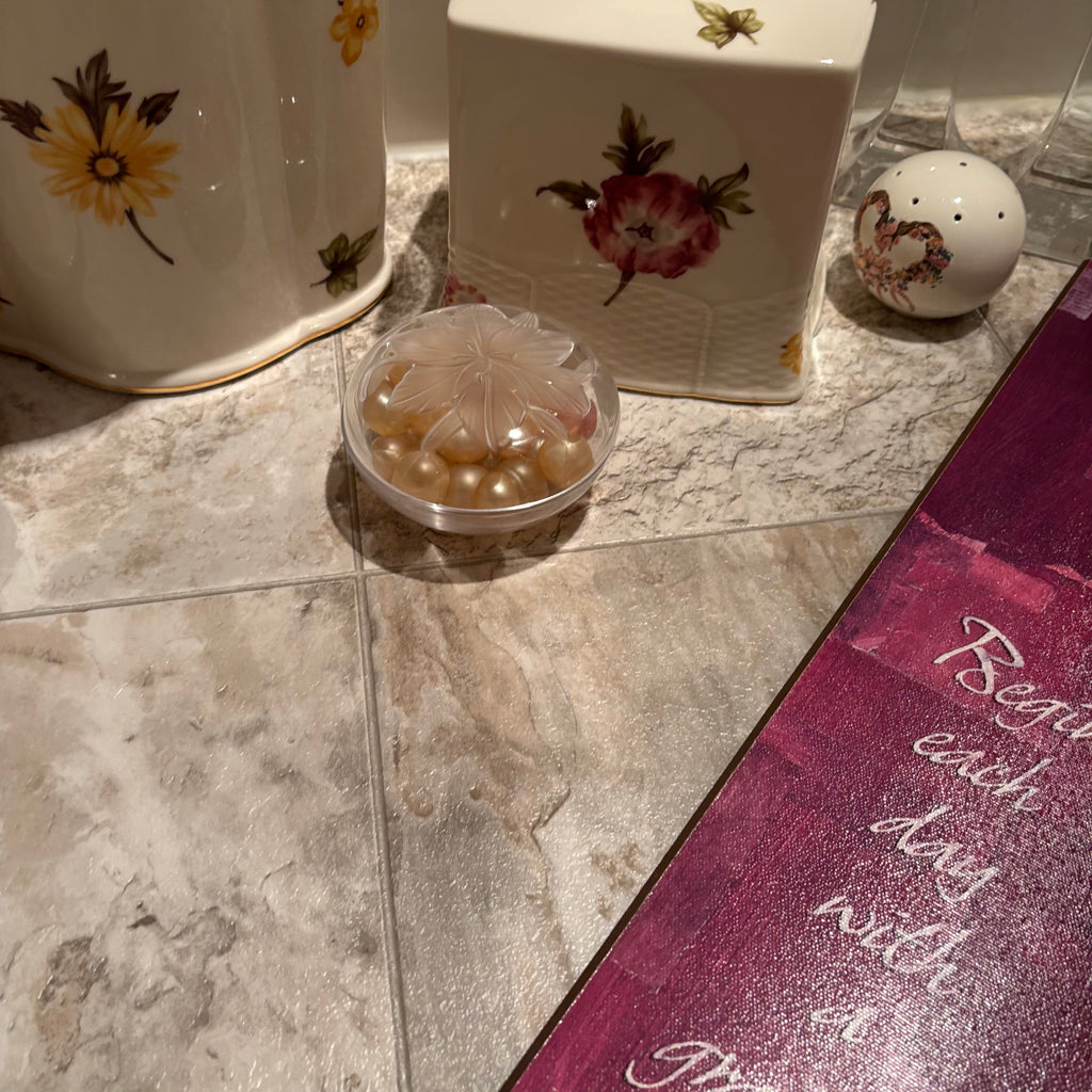 E723 Bathroom Accessory Grouping (kleenex holder and more)