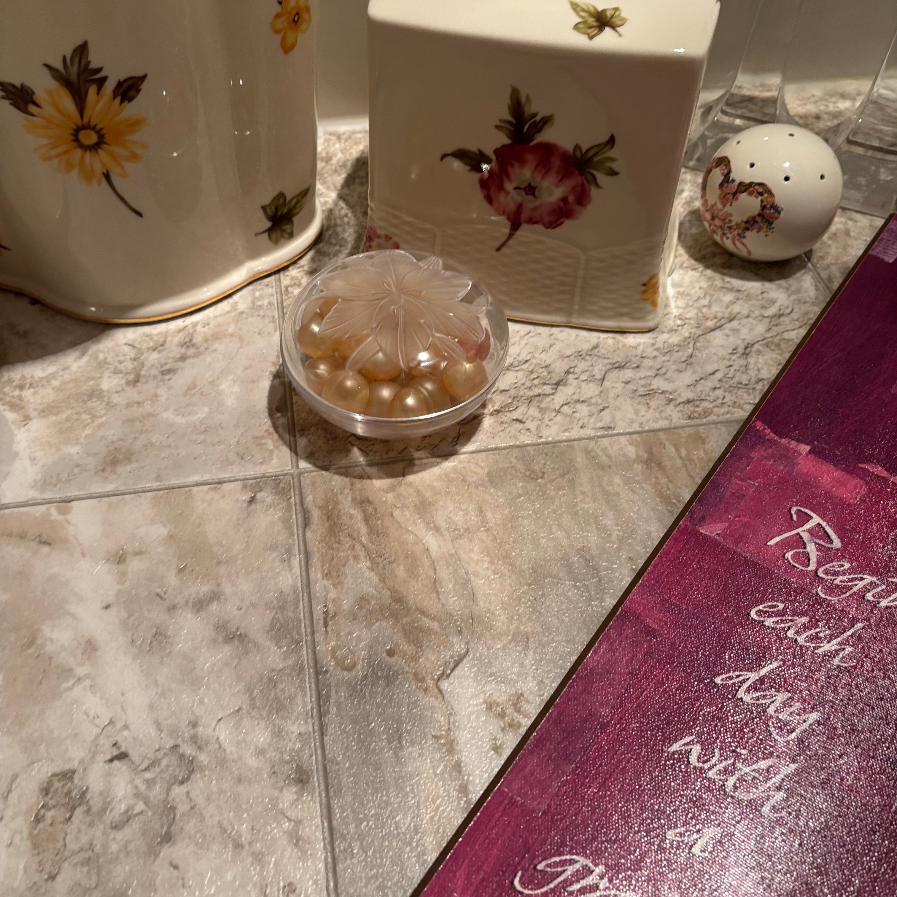 E723 Bathroom Accessory Grouping (kleenex holder and more)