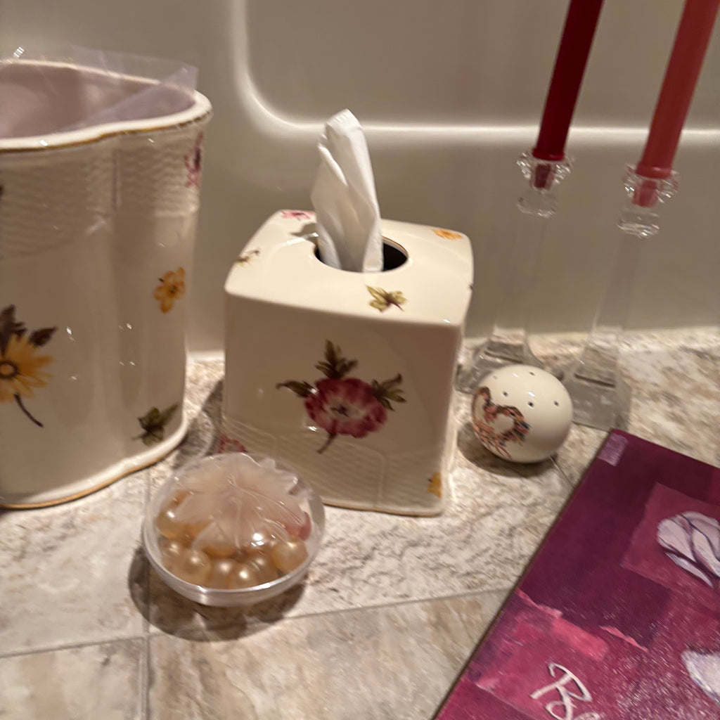 E723 Bathroom Accessory Grouping (kleenex holder and more)