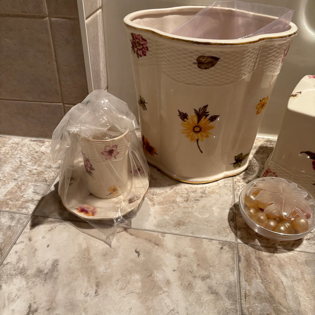 E723 Bathroom Accessory Grouping (kleenex holder and more)