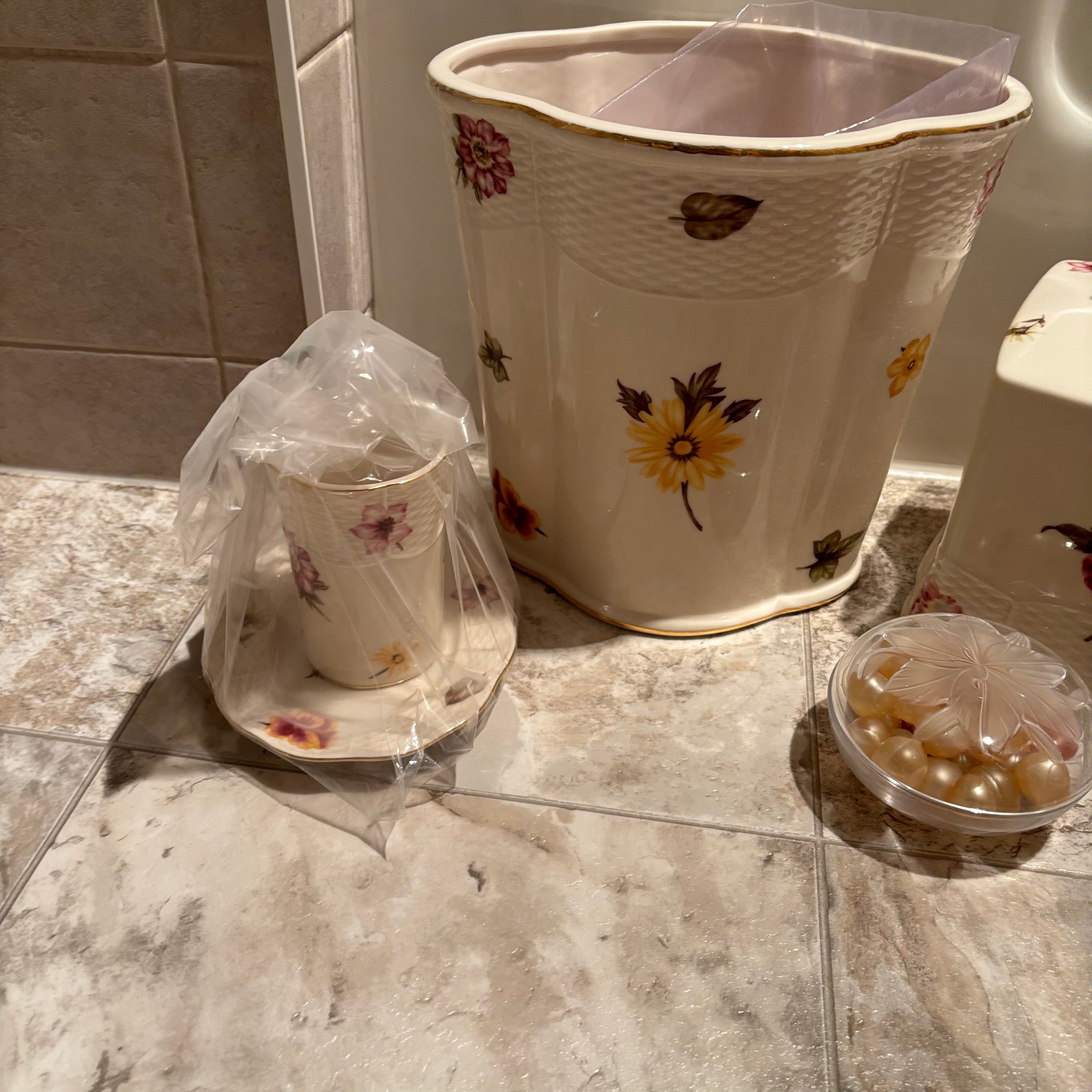 E723 Bathroom Accessory Grouping (kleenex holder and more)