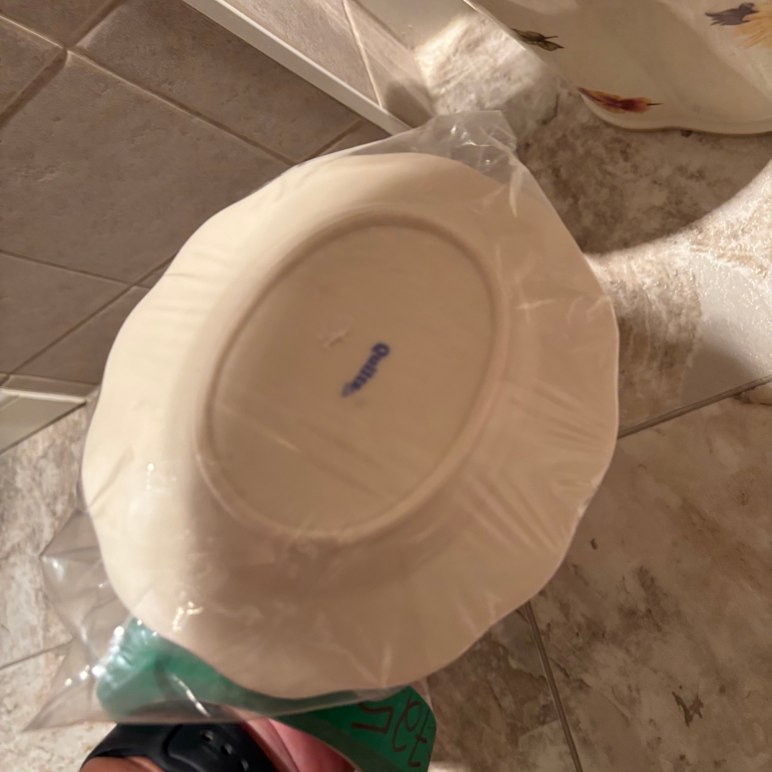 E723 Bathroom Accessory Grouping (kleenex holder and more)