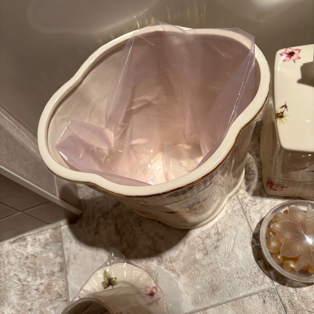 E723 Bathroom Accessory Grouping (kleenex holder and more)