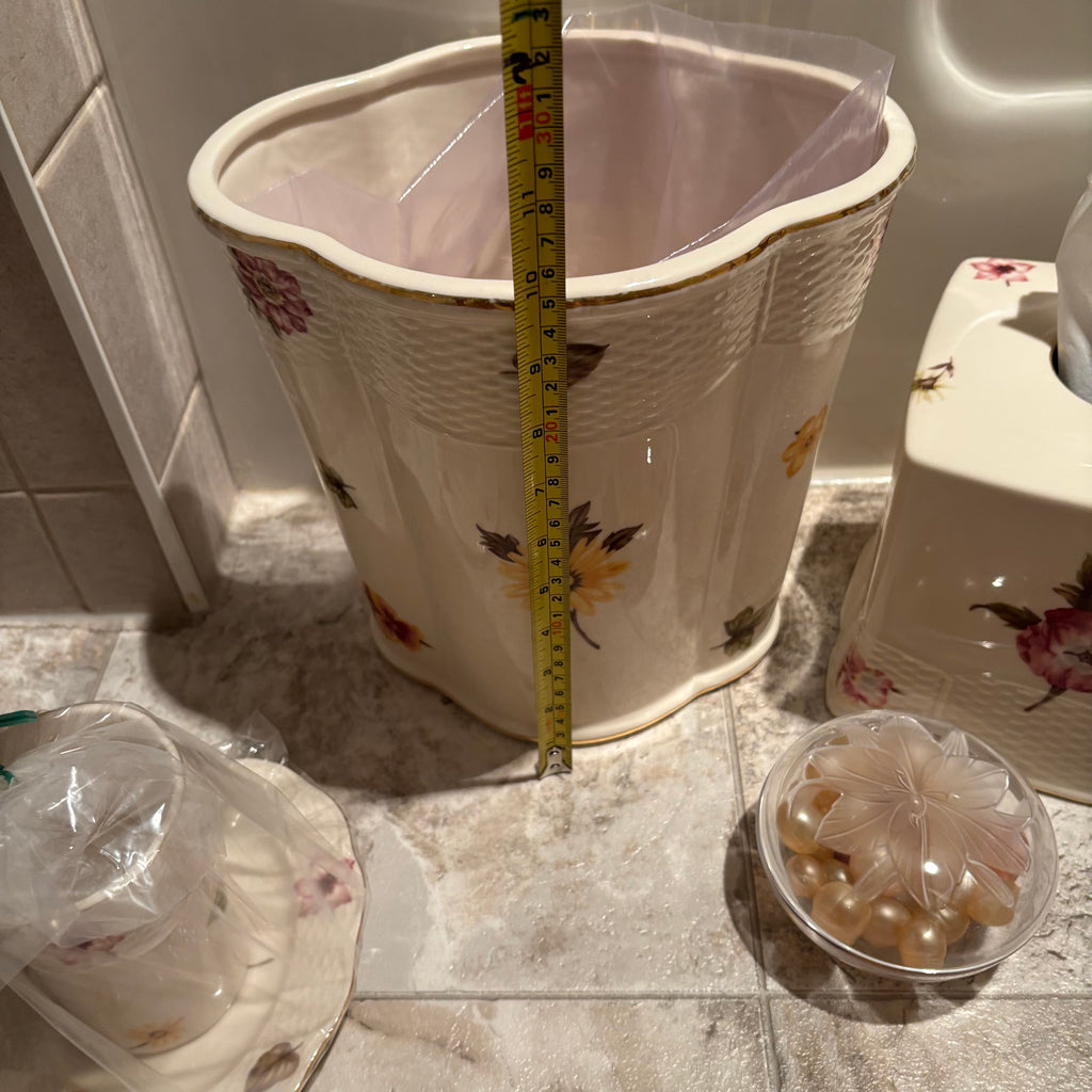 E723 Bathroom Accessory Grouping (kleenex holder and more)