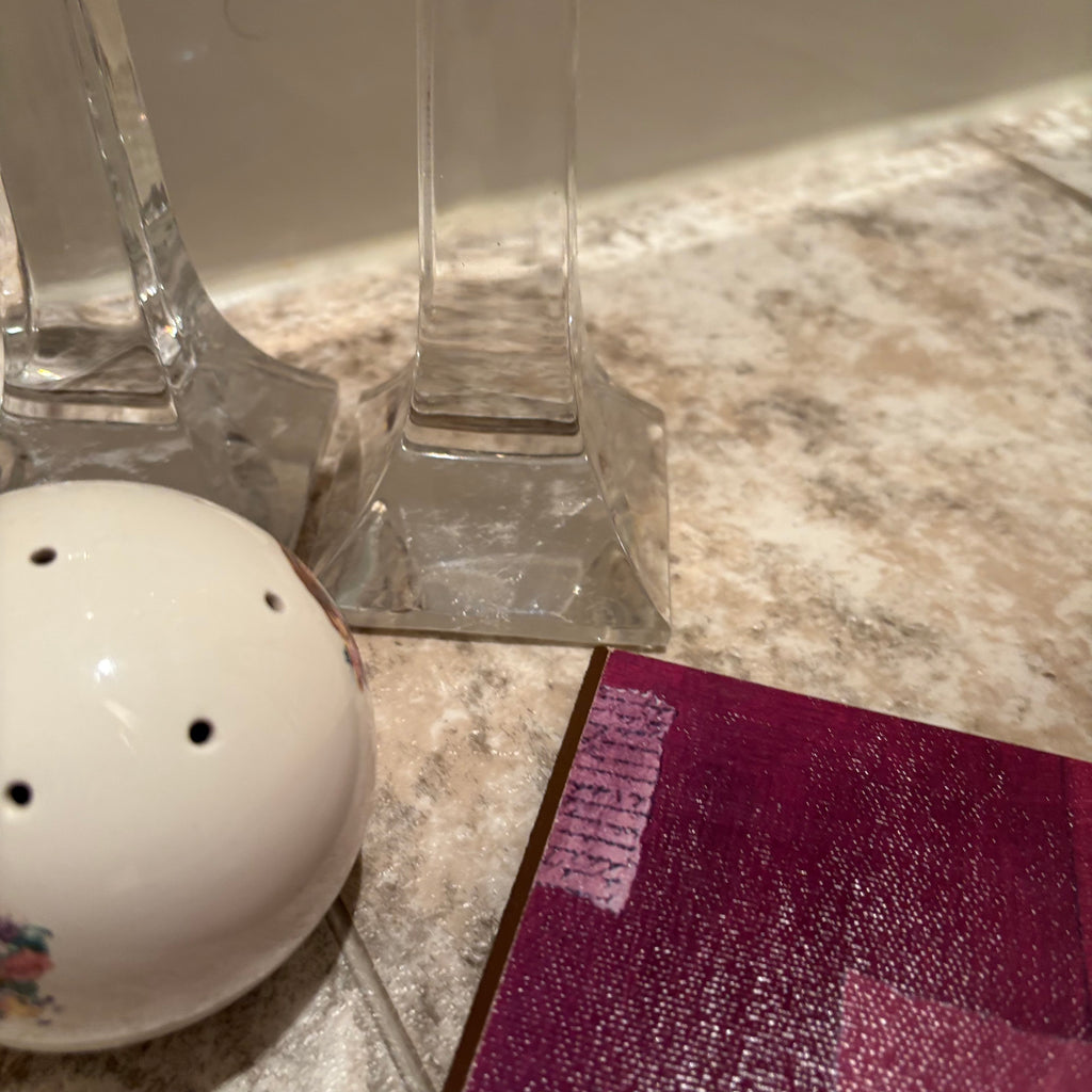 E723 Bathroom Accessory Grouping (kleenex holder and more)