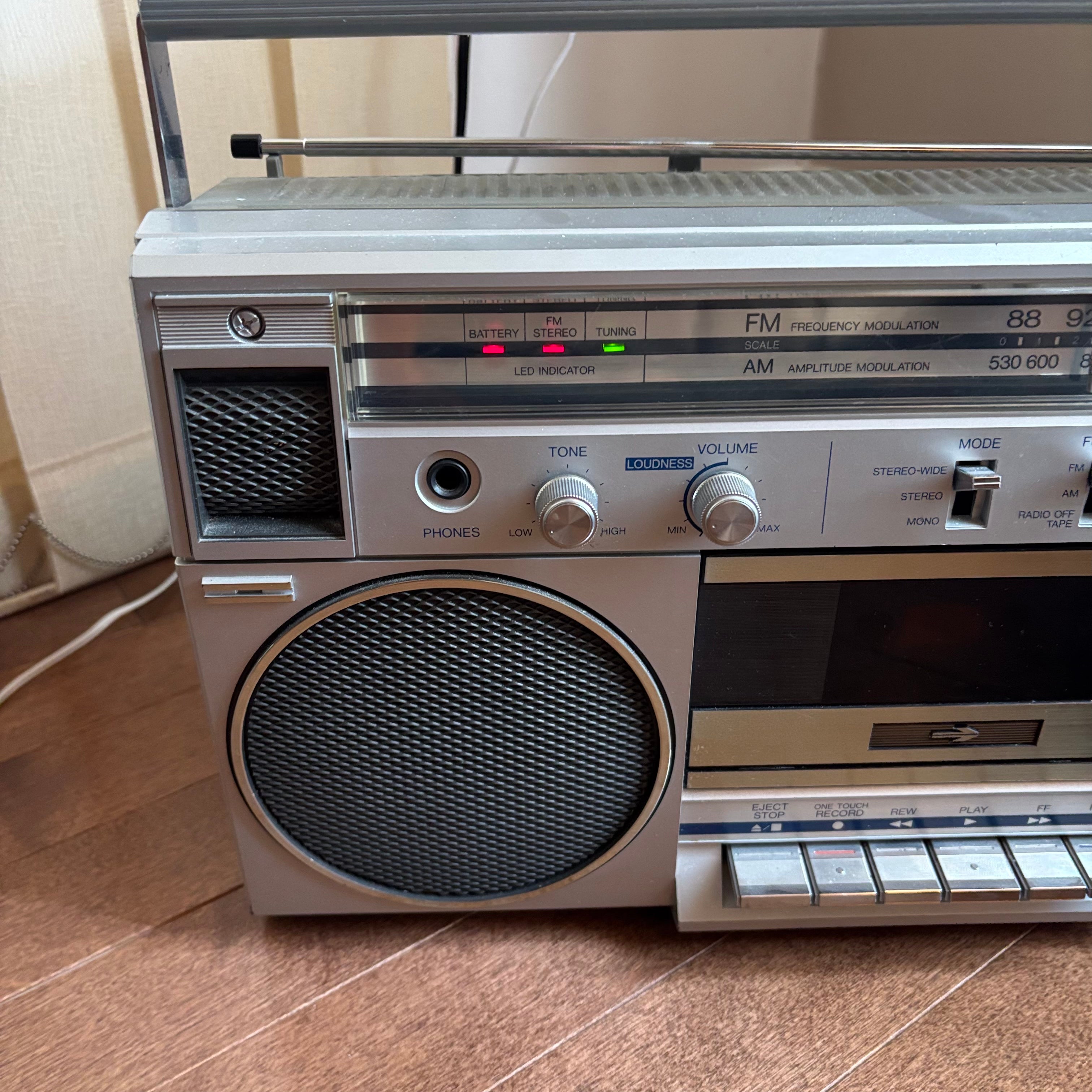 E728 Vintage electronics grouping (Toshiba boom box and portable radio)
