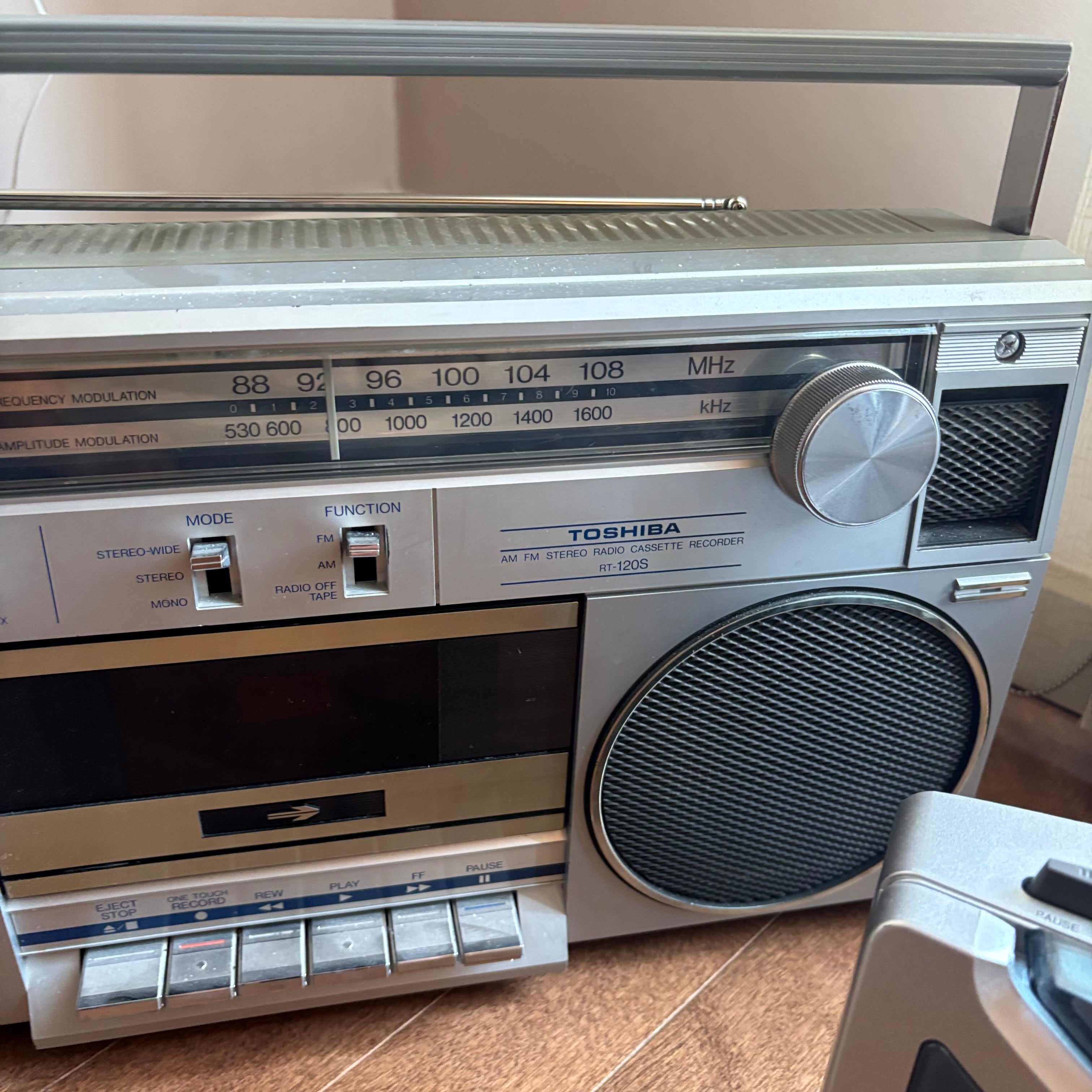 E728 Vintage electronics grouping (Toshiba boom box and portable radio)