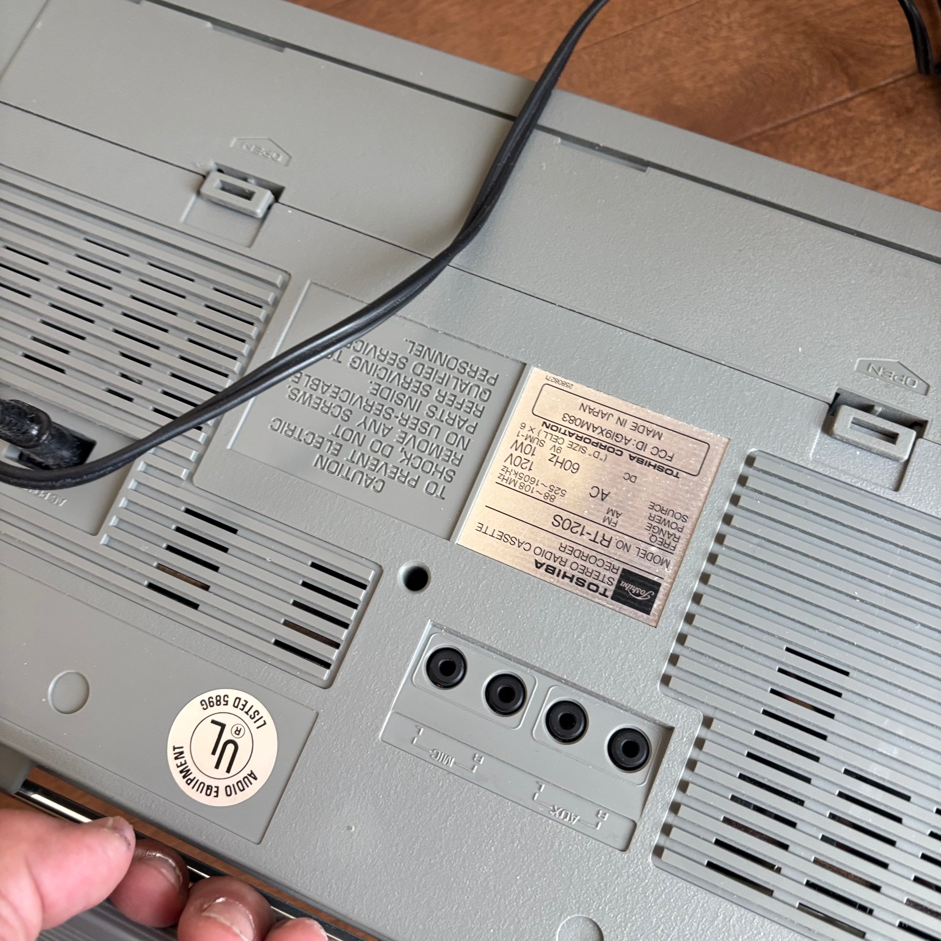 E728 Vintage electronics grouping (Toshiba boom box and portable radio)