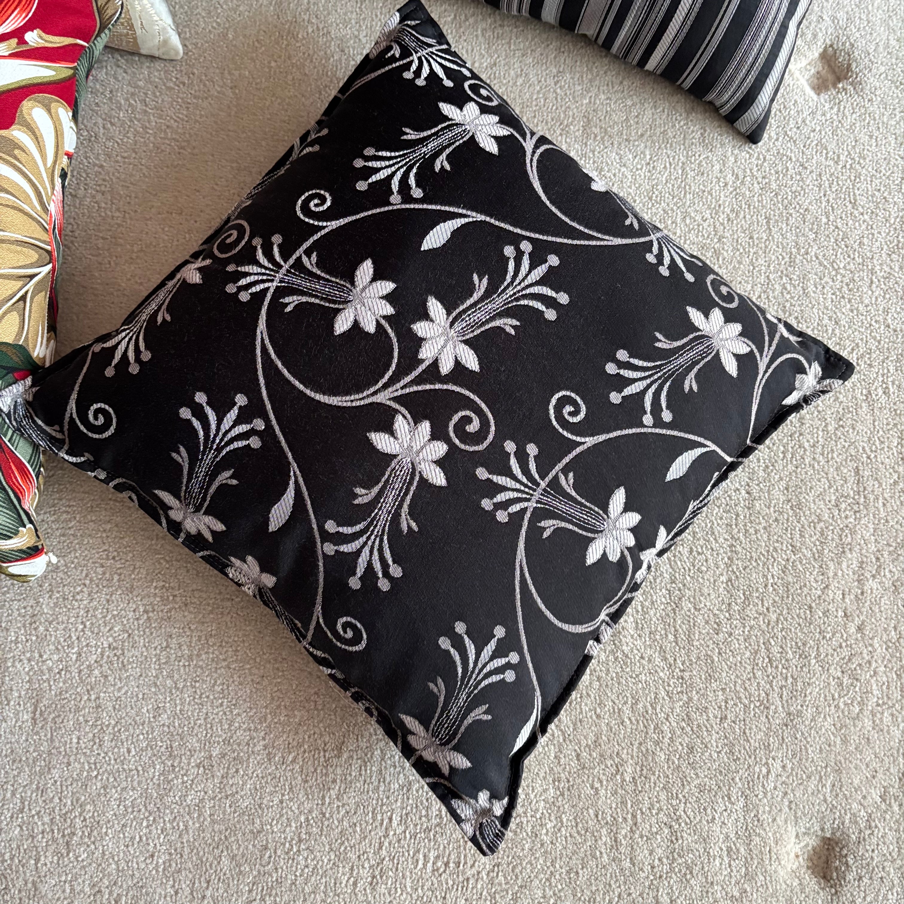 E751 Throw pillow grouping